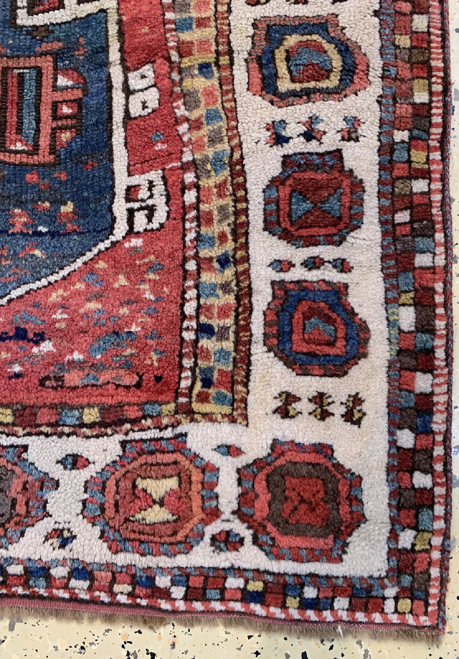 Detail a: Kurdischer Dorfteppich, Türkei, 19.Jhd, Wolle auf Wolle, ca. 228 x 99 cm, EHZ: 2 (restauriert)