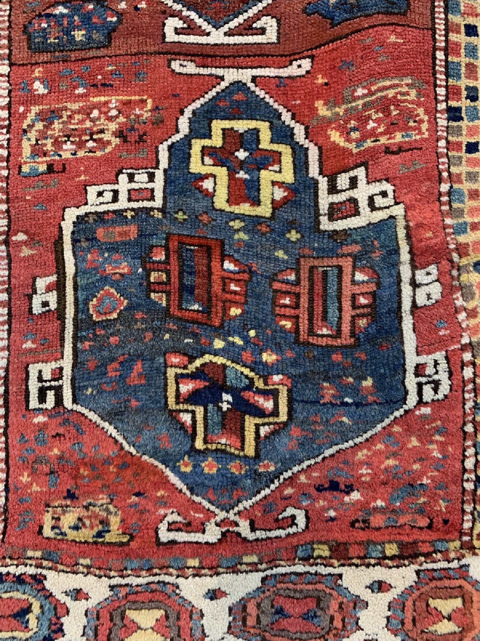 Detail b: Kurdischer Dorfteppich, Türkei, 19.Jhd, Wolle auf Wolle, ca. 228 x 99 cm, EHZ: 2 (restauriert)