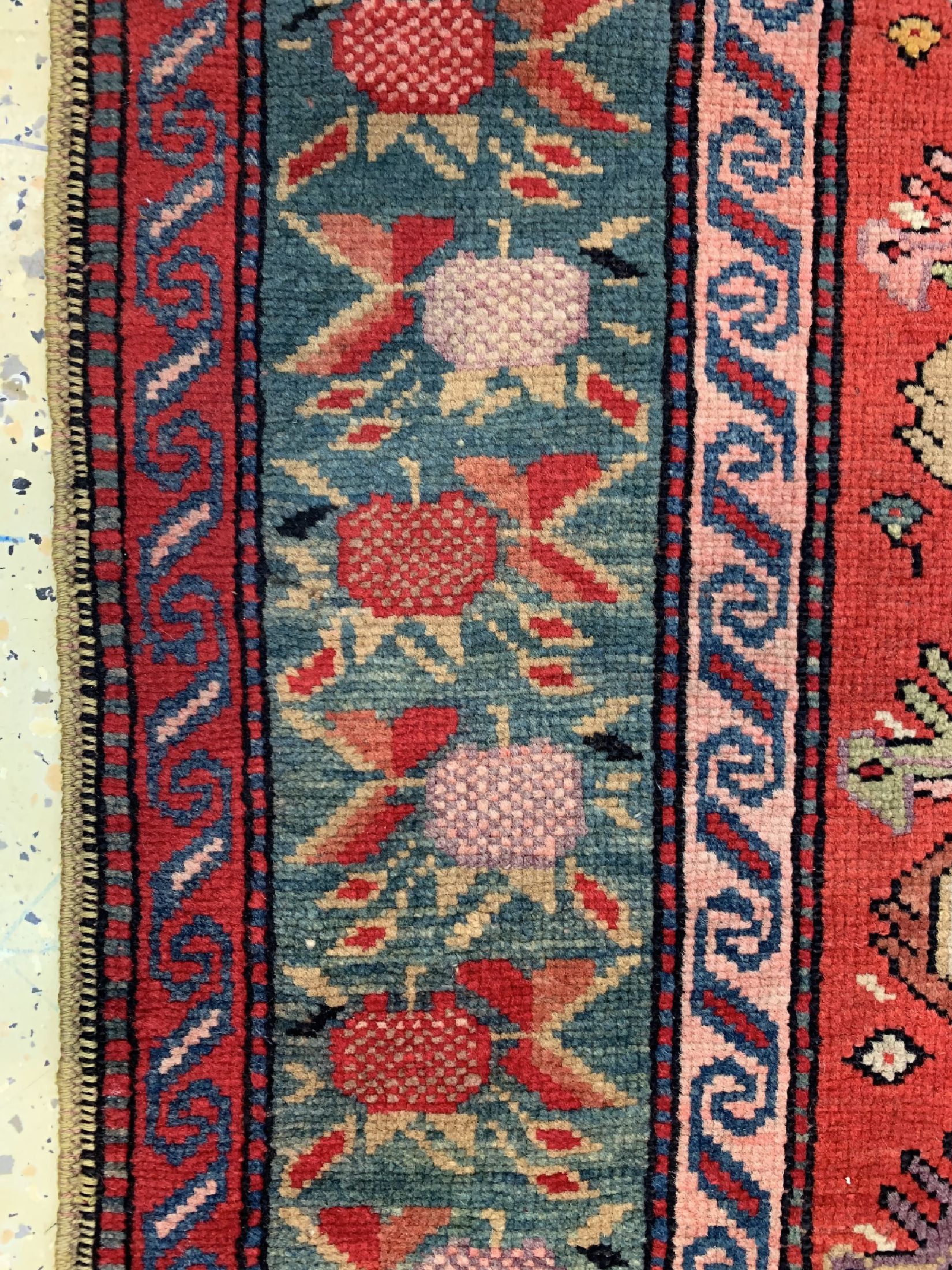 Detail c: Karabagh antik, Kaukasus, um 1900, Wolle auf Wolle, ca. 200 x 122 cm, EHZ: 3(verzogen)