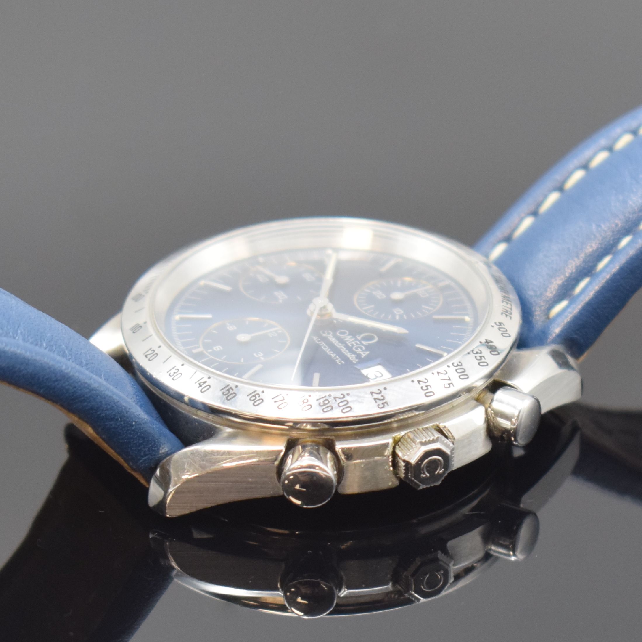 Detail b: OMEGA Speedmaster Armbandchronograph in Stahl Referenz 175.0043, Schweiz um 1995, Automatik, Boden aufgedr., Lünette m. Tachymeterskala, blaues ...