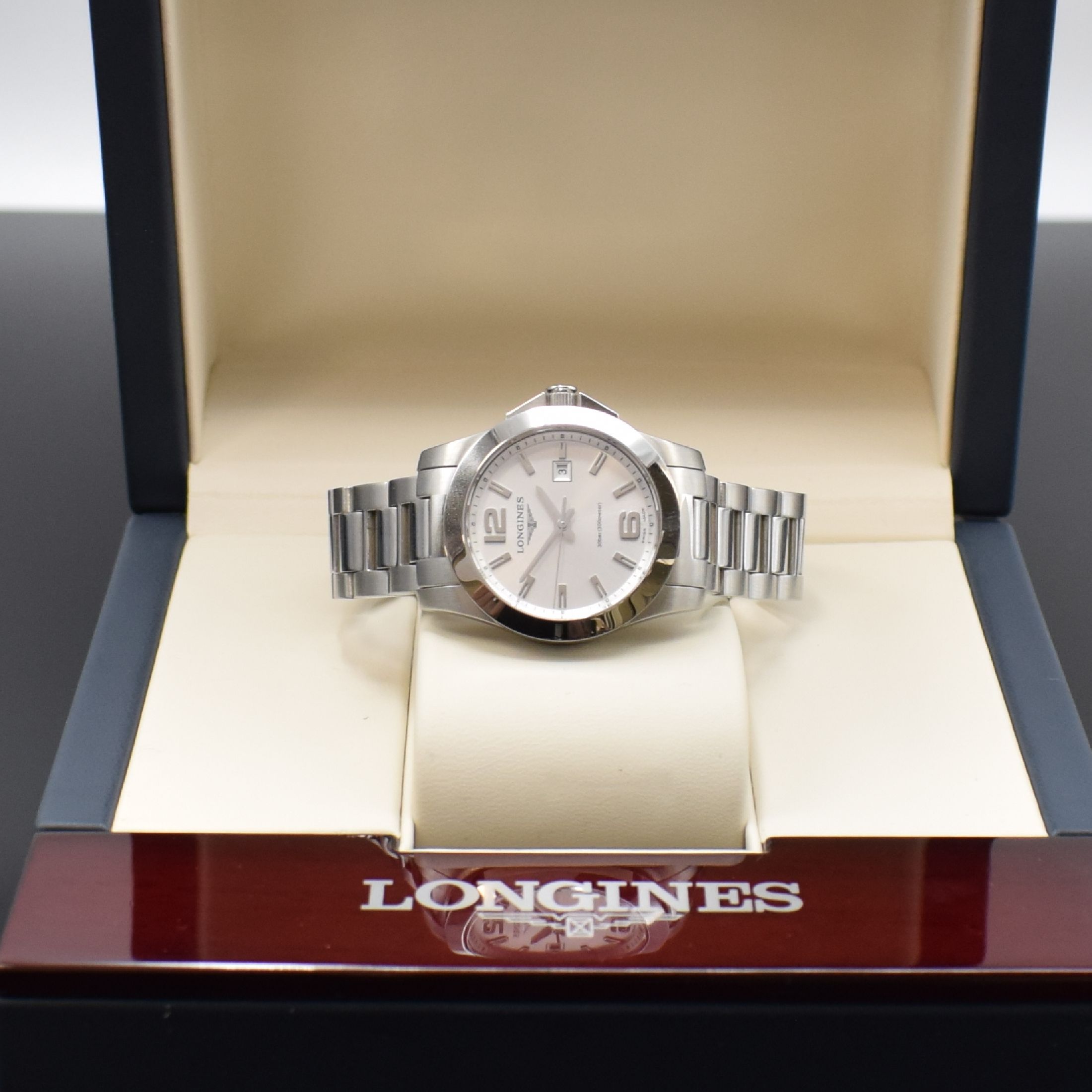 Detail e: LONGINES Conquest Damenarmbanduhr in Stahl Referenz L3.277.4, Schweiz um 2010, quarz, Boden u. Krone verschr., orig. Gliederband m. dopp. Faltschl., ...