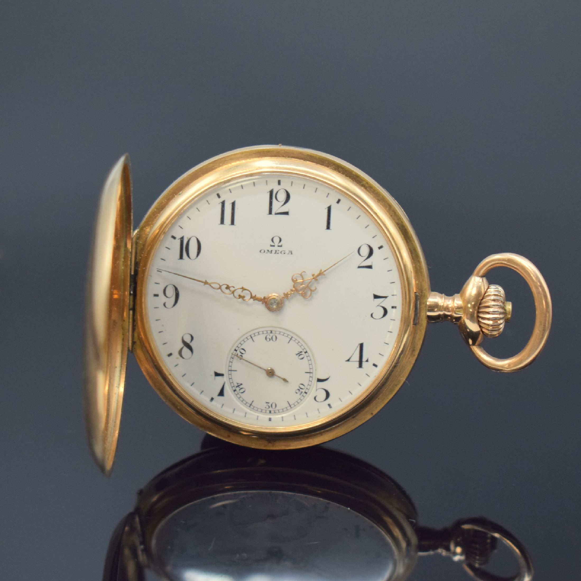 OMEGA Savonette in RoseG 585/000, Schweiz um 1910, 2-Deckel Goldgeh. l. dell., beide Schalen guill., Sprungdeckel m. Monogramm, Emailzifferbl. m. ...