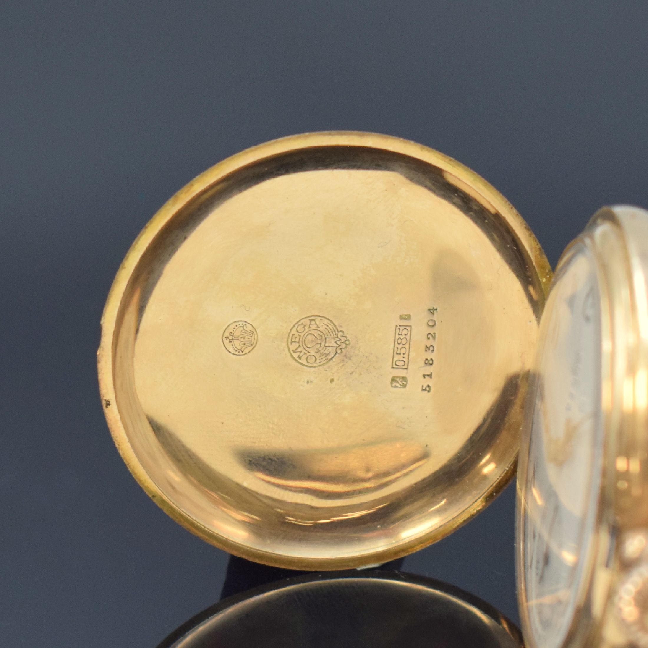 Detail a: OMEGA Savonette in RoseG 585/000, Schweiz um 1910, 2-Deckel Goldgeh. l. dell., beide Schalen guill., Sprungdeckel m. Monogramm, Emailzifferbl. m. ...