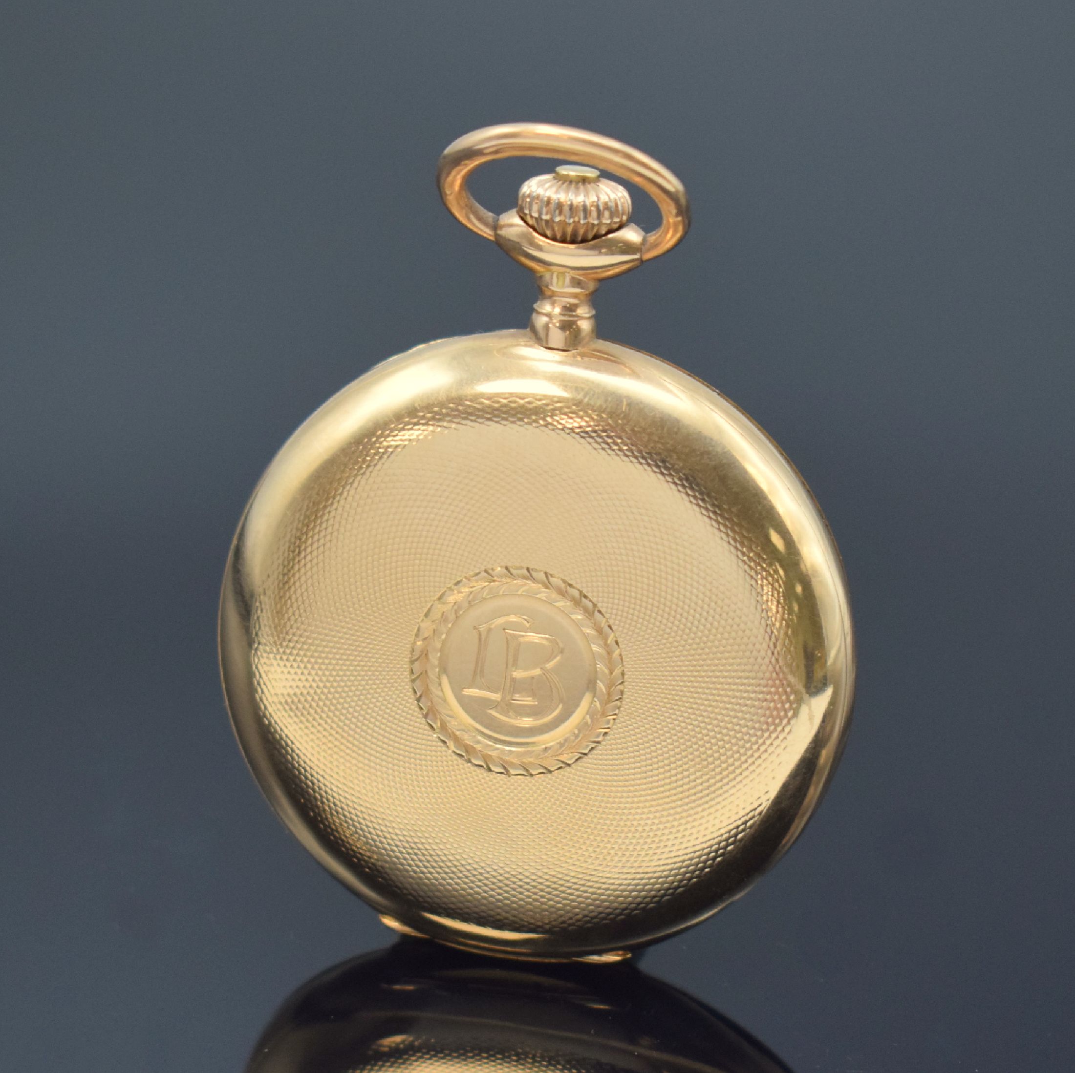 Detail b: OMEGA Savonette in RoseG 585/000, Schweiz um 1910, 2-Deckel Goldgeh. l. dell., beide Schalen guill., Sprungdeckel m. Monogramm, Emailzifferbl. m. ...