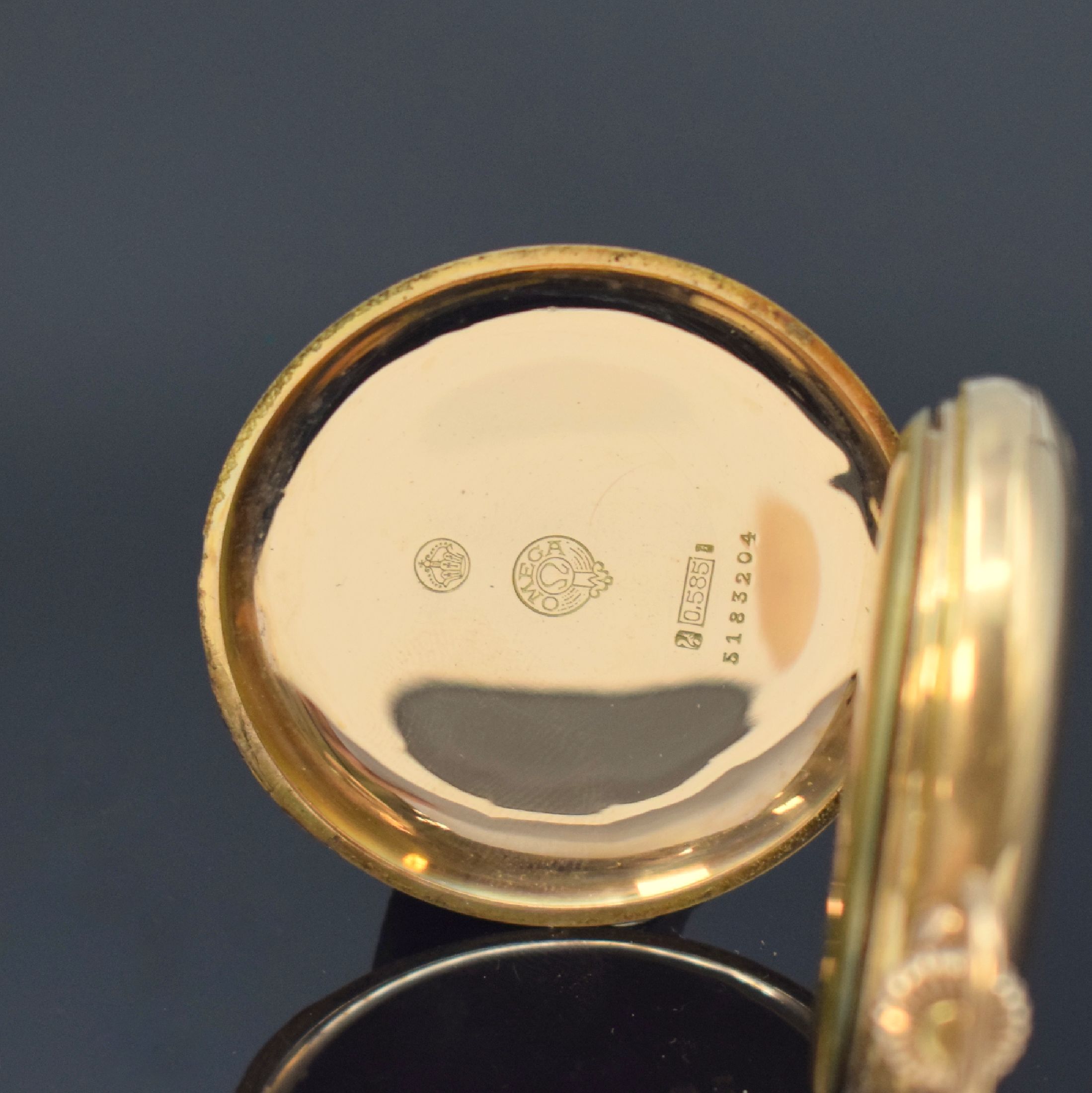 Detail d: OMEGA Savonette in RoseG 585/000, Schweiz um 1910, 2-Deckel Goldgeh. l. dell., beide Schalen guill., Sprungdeckel m. Monogramm, Emailzifferbl. m. ...