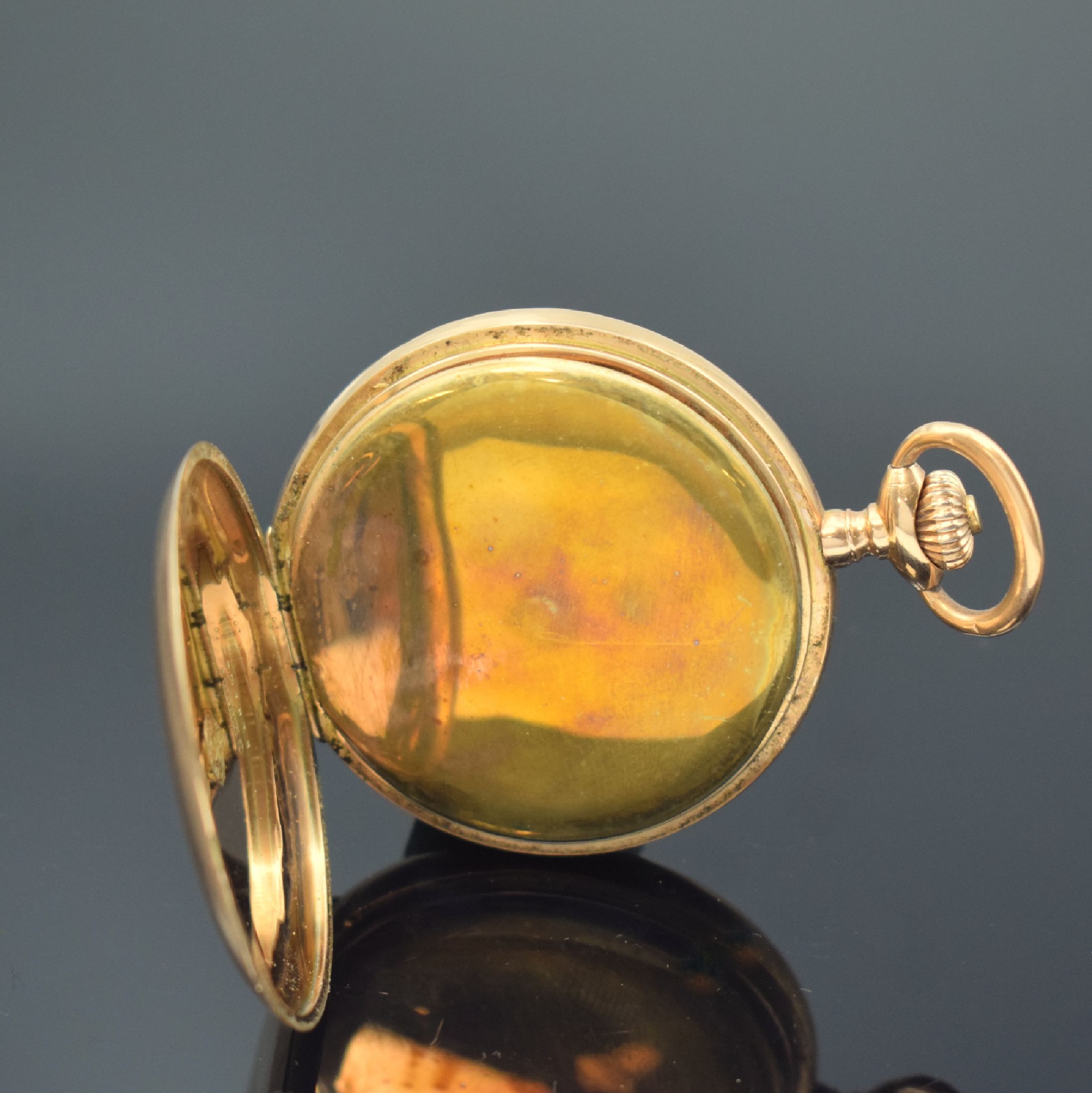 Detail e: OMEGA Savonette in RoseG 585/000, Schweiz um 1910, 2-Deckel Goldgeh. l. dell., beide Schalen guill., Sprungdeckel m. Monogramm, Emailzifferbl. m. ...