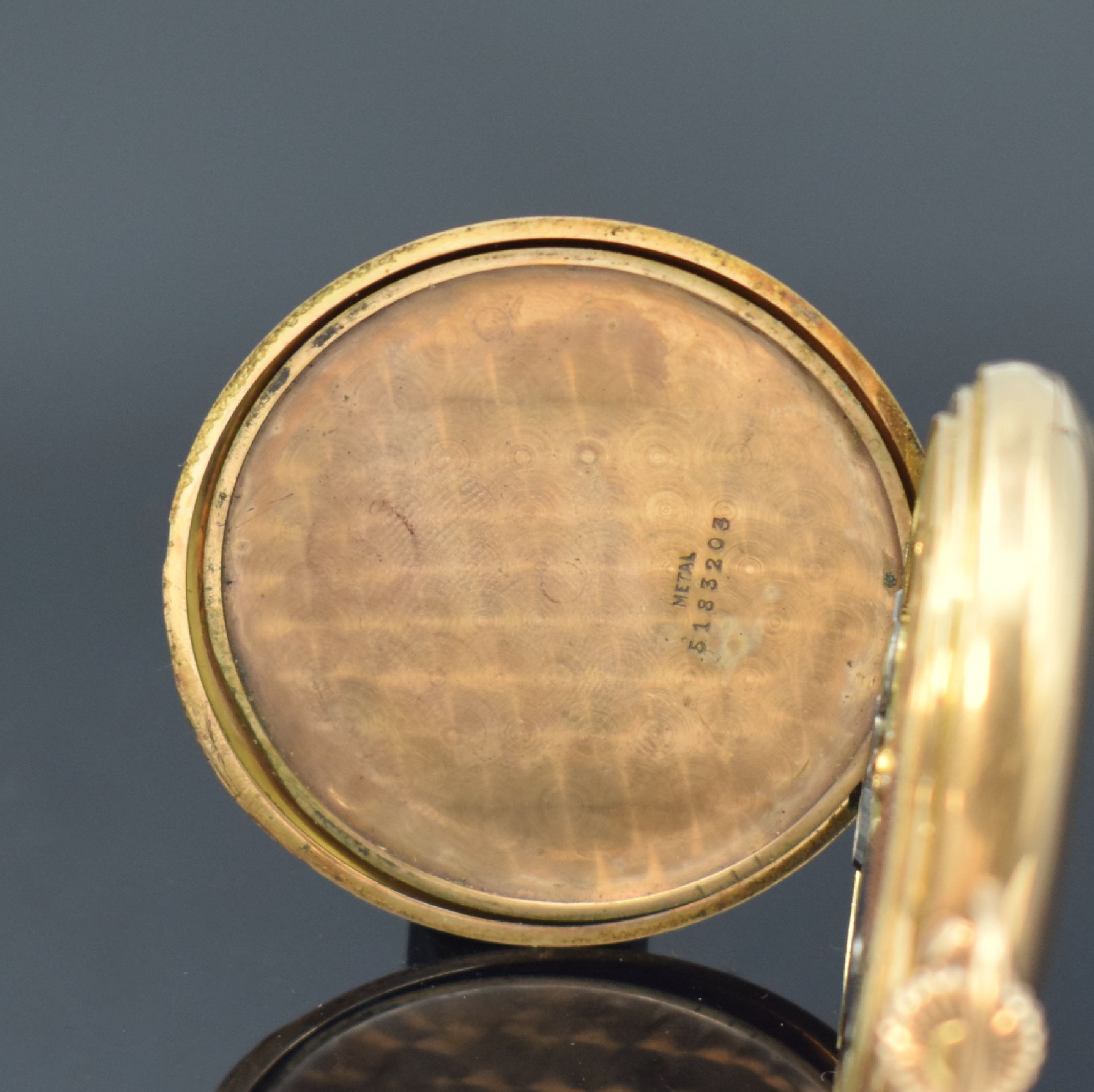 Detail f: OMEGA Savonette in RoseG 585/000, Schweiz um 1910, 2-Deckel Goldgeh. l. dell., beide Schalen guill., Sprungdeckel m. Monogramm, Emailzifferbl. m. ...