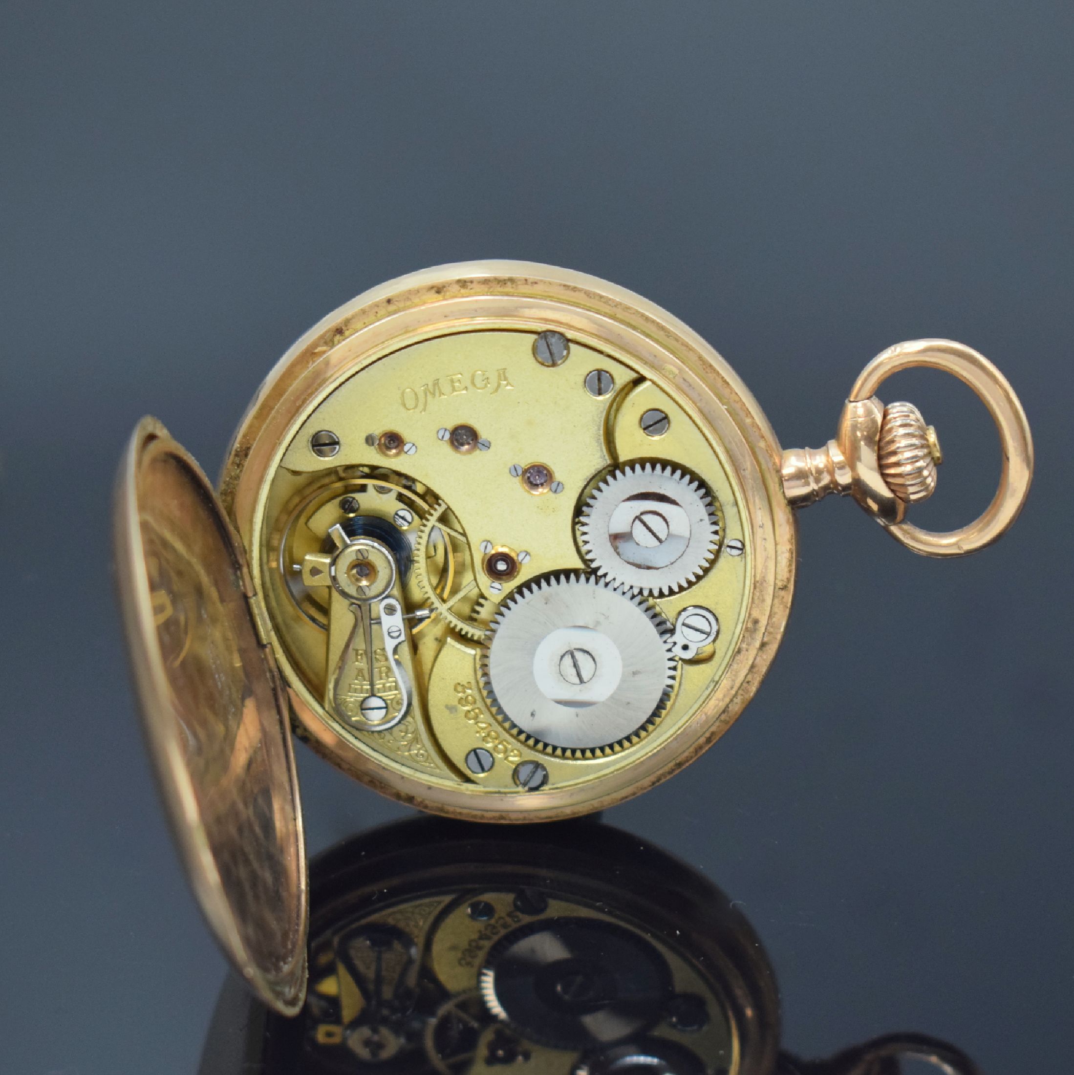 Detail g: OMEGA Savonette in RoseG 585/000, Schweiz um 1910, 2-Deckel Goldgeh. l. dell., beide Schalen guill., Sprungdeckel m. Monogramm, Emailzifferbl. m. ...