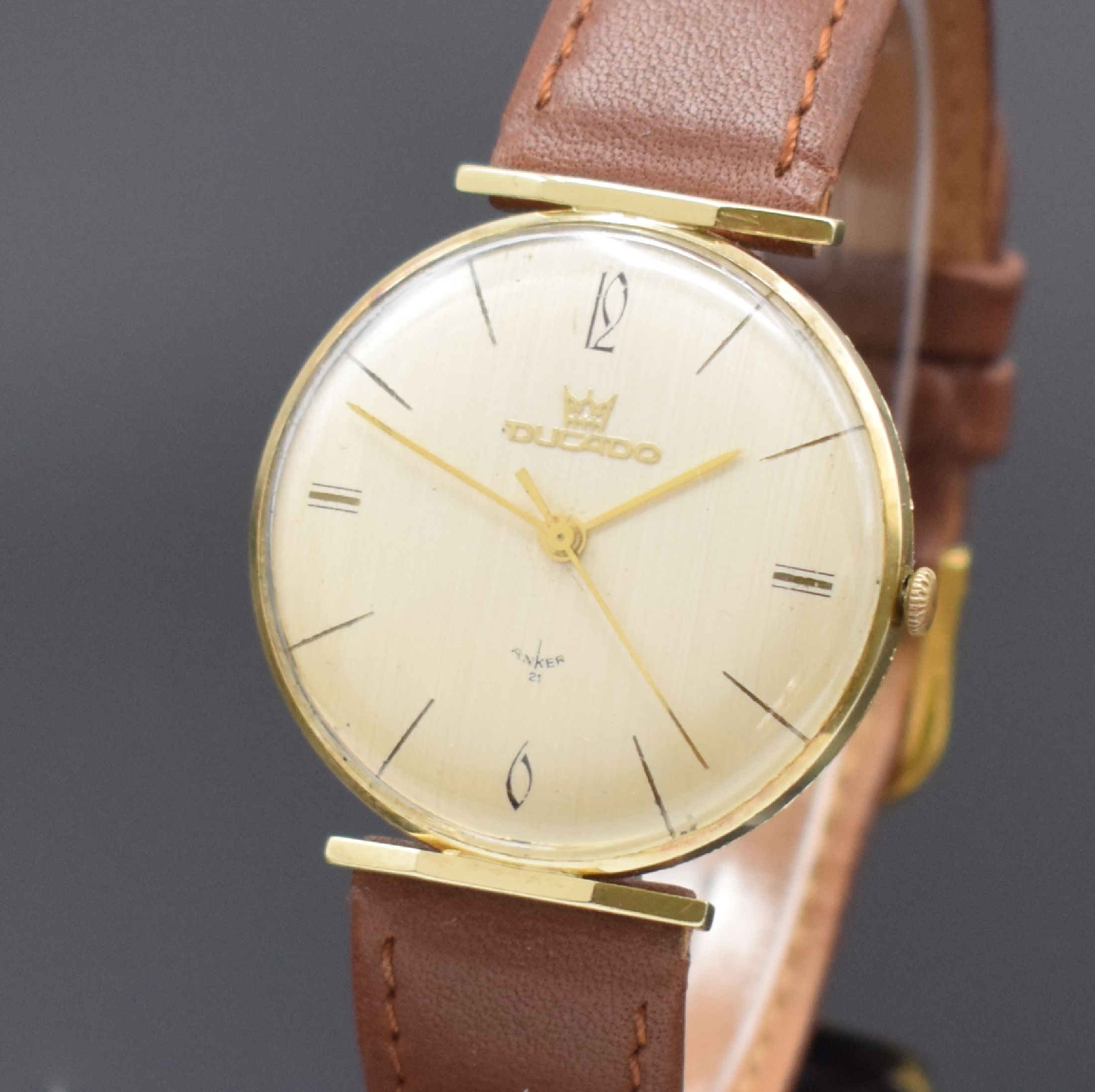Detail a: DUCADO Herrenarmbanduhr in GG 585/000, Deutschland um 1960, Handaufzug, 2-teil. Geh., Boden aufgedr., silb. Zifferbl., gold Zeiger, Kal. PUW 260, 21 ...
