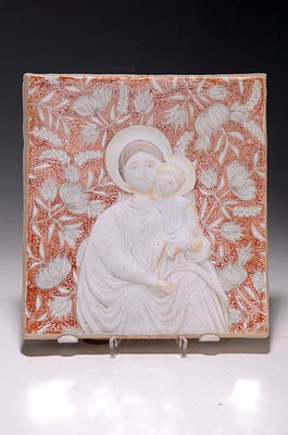 Image 26676978 - Rudolf Karrmann (1907-1995), for the Karlsruhemajolica, decorative tile, ceramic, reddish shards, front glazed and painted, Mother of God in front of a floral background, craquelure, monogrammed and numbered on the reverse 958, 22x21 cm