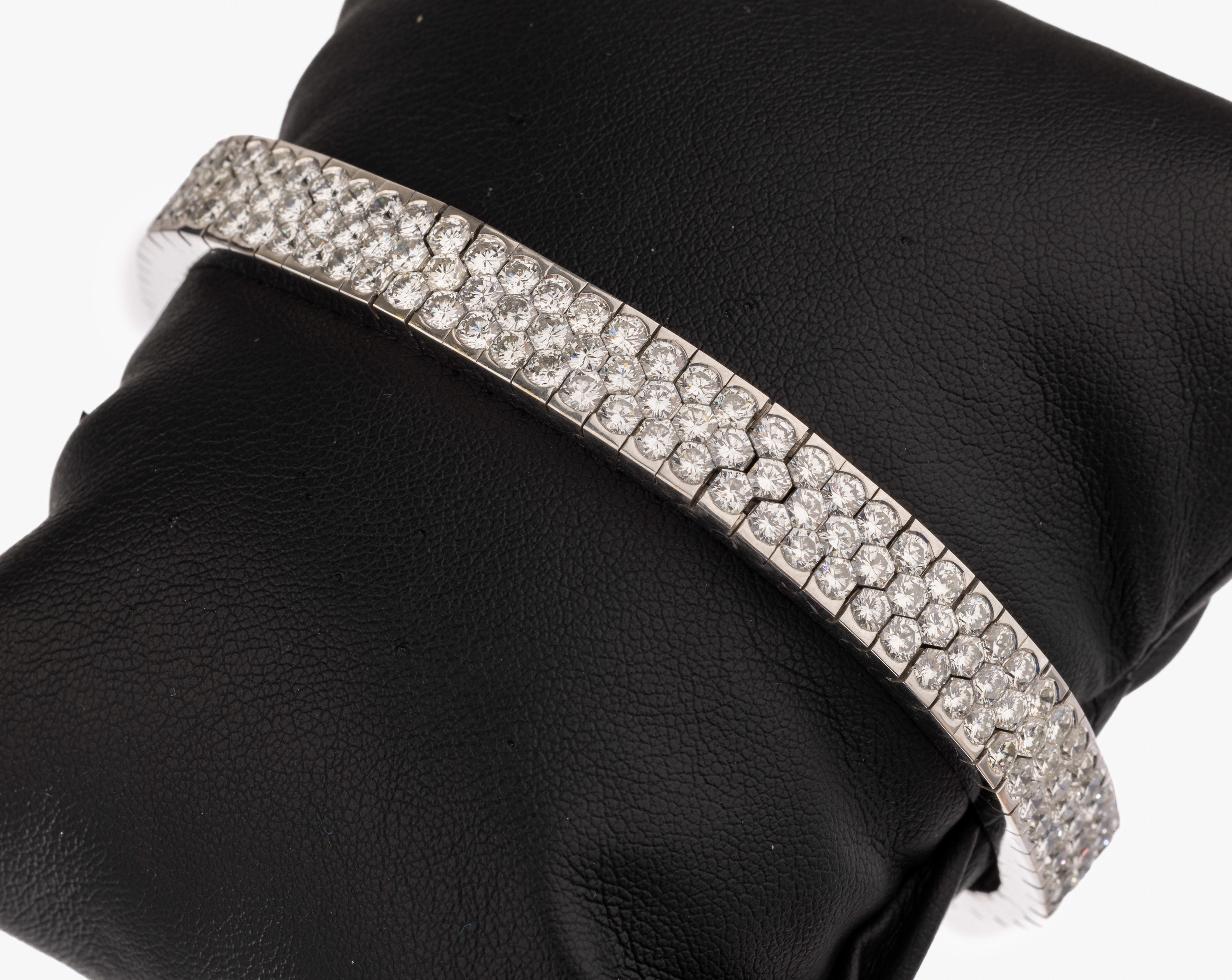 Prunkvolles 18 kt Gold Diamant-Armband, WG 750/000, B. ca. 0.9 cm, voll ausgefasst mit 233 Diamanten im modifizierten Brillantschliffzus. ca. 25.0 ...