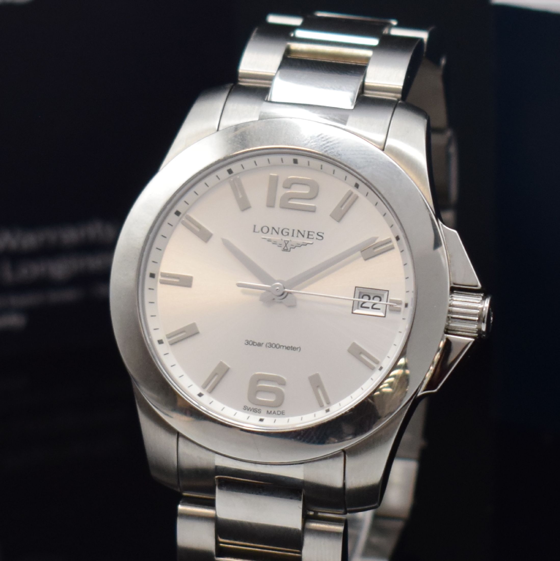 Detail a: LONGINES Conquest Damenarmbanduhr in Stahl, Schweiz verk. lt. beil. Pap. 08/2023, quarz, Ref. L3.277.4, Boden u. Krone verschr., orig. Gliederband m. ...