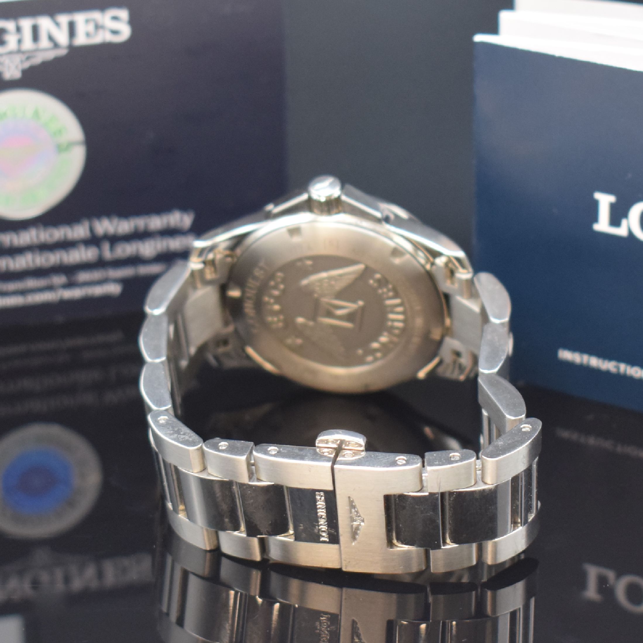 Detail b: LONGINES Conquest Damenarmbanduhr in Stahl, Schweiz verk. lt. beil. Pap. 08/2023, quarz, Ref. L3.277.4, Boden u. Krone verschr., orig. Gliederband m. ...