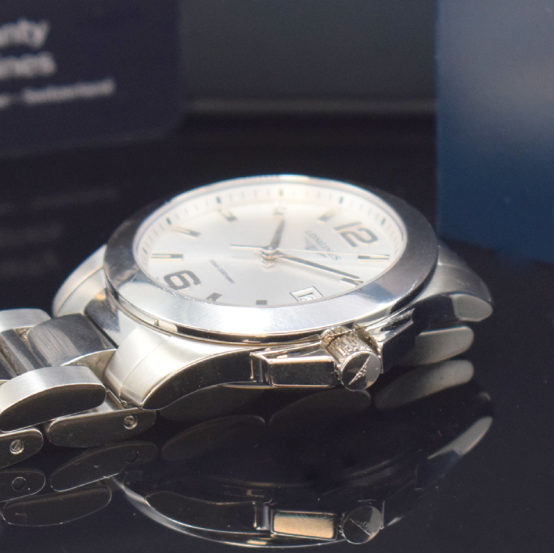 Detail c: LONGINES Conquest Damenarmbanduhr in Stahl, Schweiz verk. lt. beil. Pap. 08/2023, quarz, Ref. L3.277.4, Boden u. Krone verschr., orig. Gliederband m. ...