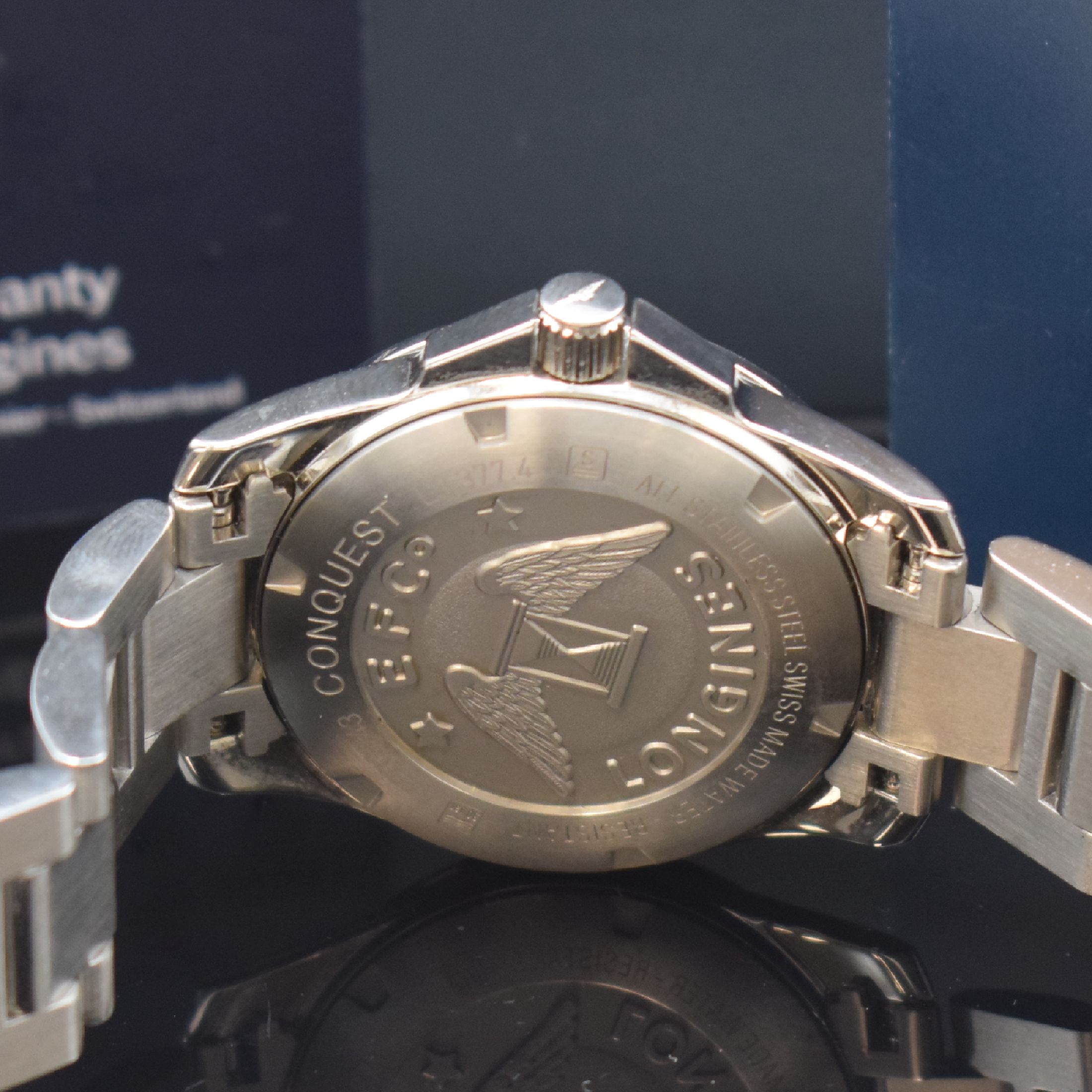 Detail d: LONGINES Conquest Damenarmbanduhr in Stahl, Schweiz verk. lt. beil. Pap. 08/2023, quarz, Ref. L3.277.4, Boden u. Krone verschr., orig. Gliederband m. ...