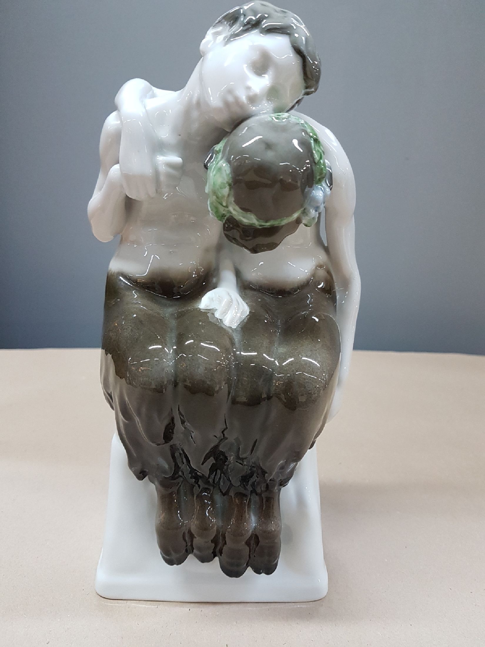 Detail a: Porzellangruppe, Rosenthal, 20/30er Jahre, Entwurf A. Caasmann, Unterglasurbemalung, signiert, H. 25 cm