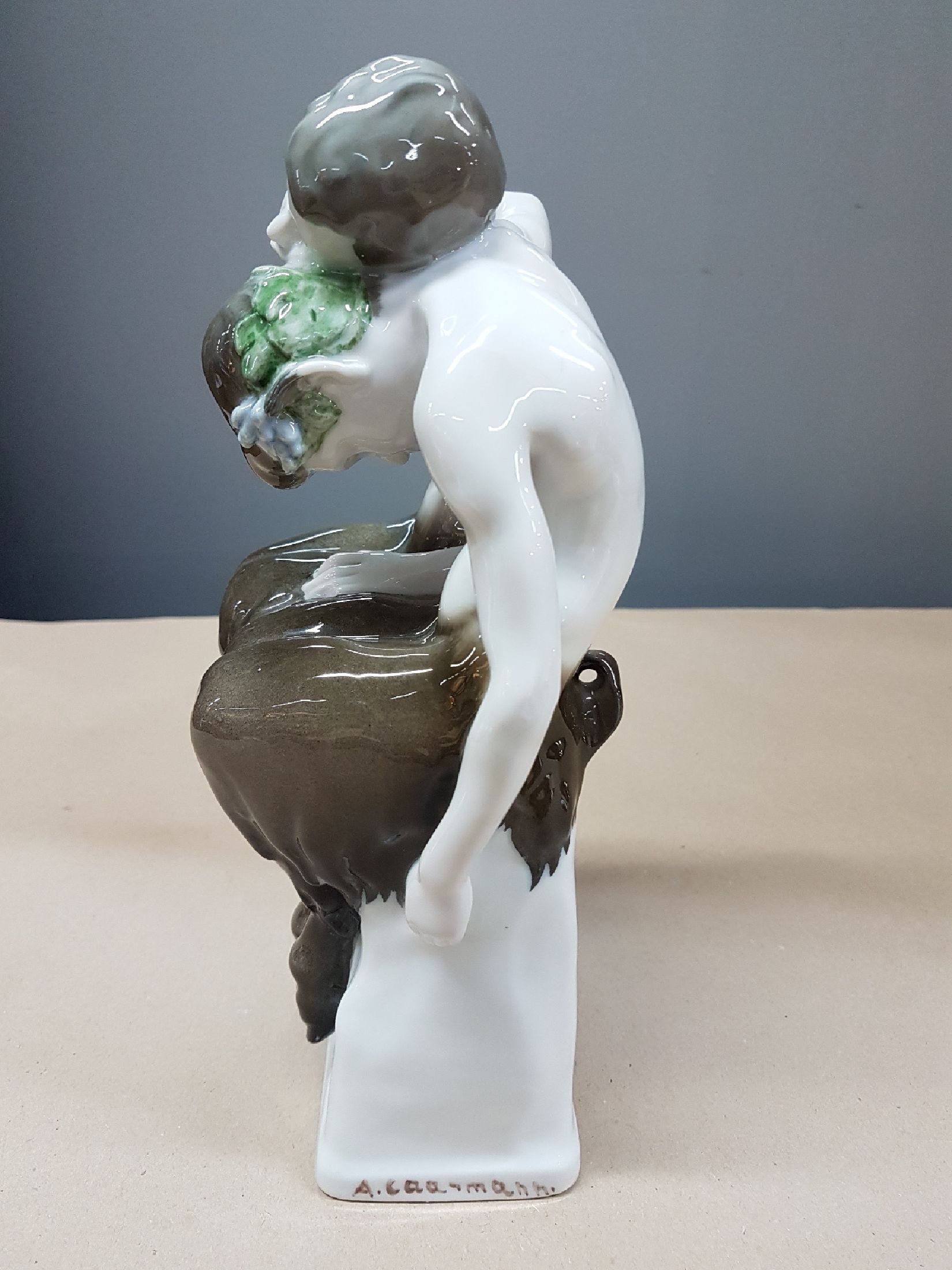 Detail b: Porzellangruppe, Rosenthal, 20/30er Jahre, Entwurf A. Caasmann, Unterglasurbemalung, signiert, H. 25 cm