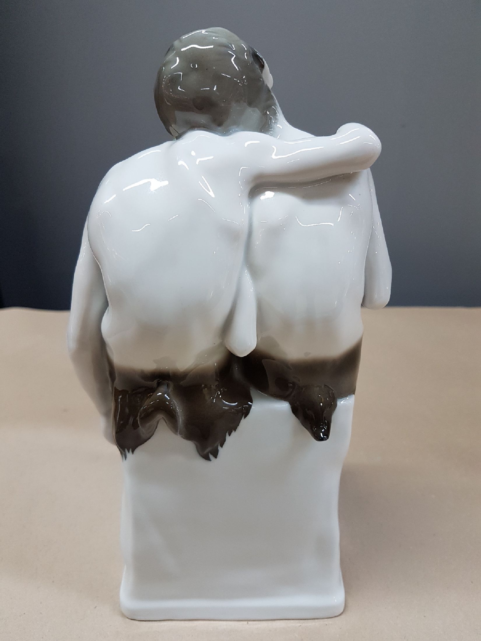 Detail c: Porzellangruppe, Rosenthal, 20/30er Jahre, Entwurf A. Caasmann, Unterglasurbemalung, signiert, H. 25 cm