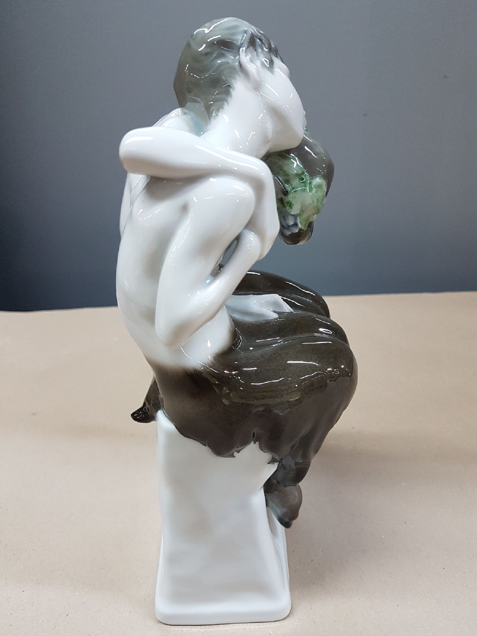 Detail d: Porzellangruppe, Rosenthal, 20/30er Jahre, Entwurf A. Caasmann, Unterglasurbemalung, signiert, H. 25 cm