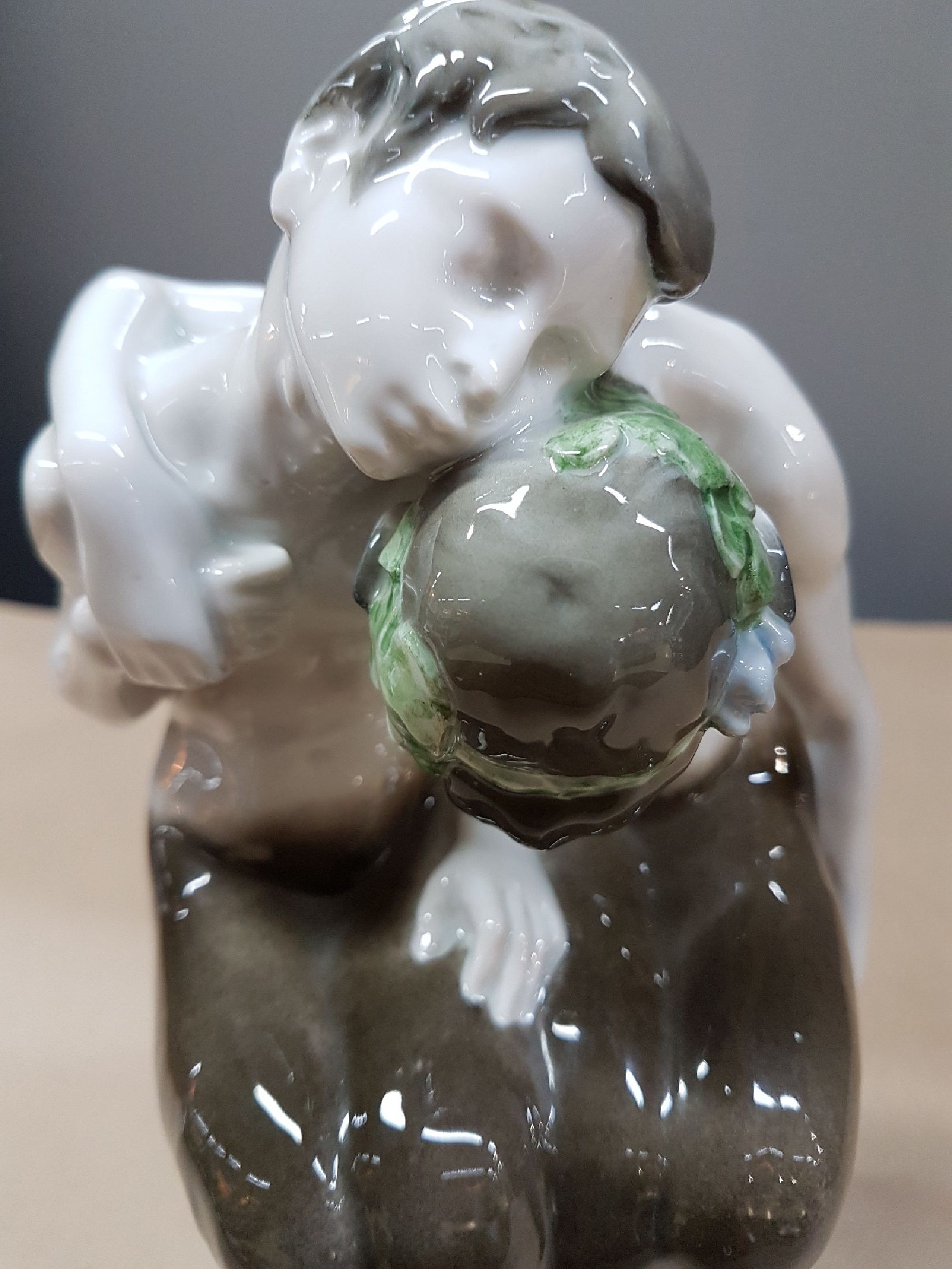 Detail g: Porzellangruppe, Rosenthal, 20/30er Jahre, Entwurf A. Caasmann, Unterglasurbemalung, signiert, H. 25 cm