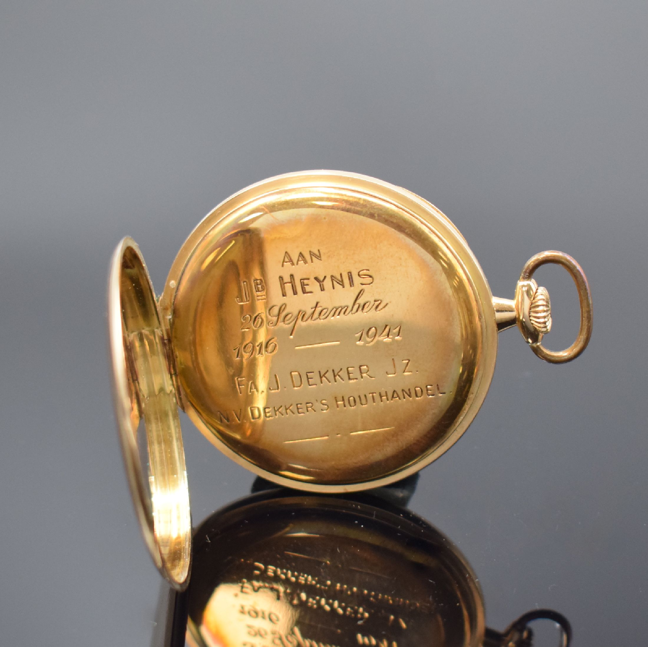 Detail c: SOLEURE offene Taschenuhr in GG 585/000, Schweiz um 1940, gold. Duoton-Zifferblatt m. arab. Zahlen, gebl. Zeiger, verg. Cuvette m. Widmung, silb. ...