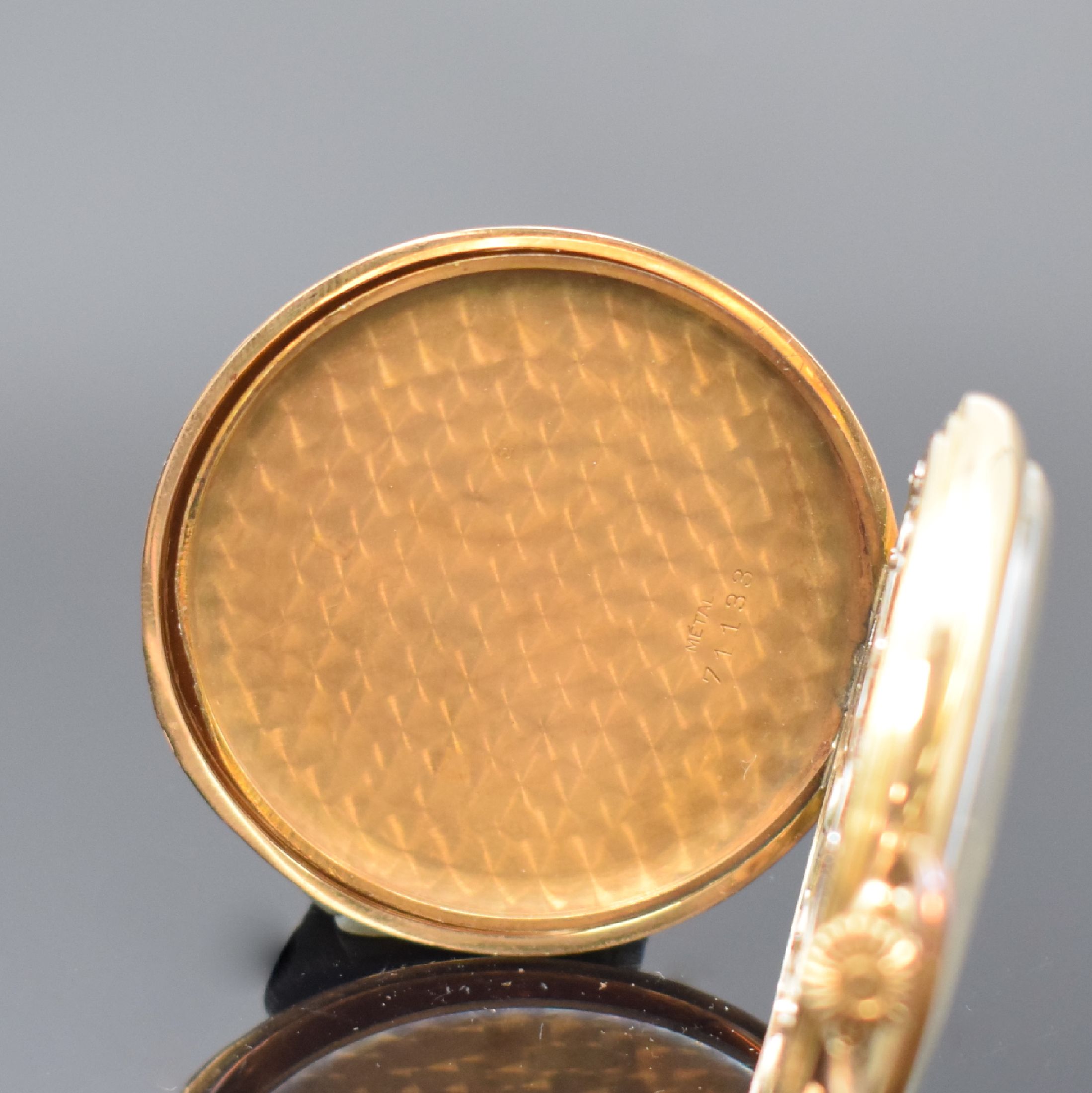 Detail d: SOLEURE offene Taschenuhr in GG 585/000, Schweiz um 1940, gold. Duoton-Zifferblatt m. arab. Zahlen, gebl. Zeiger, verg. Cuvette m. Widmung, silb. ...