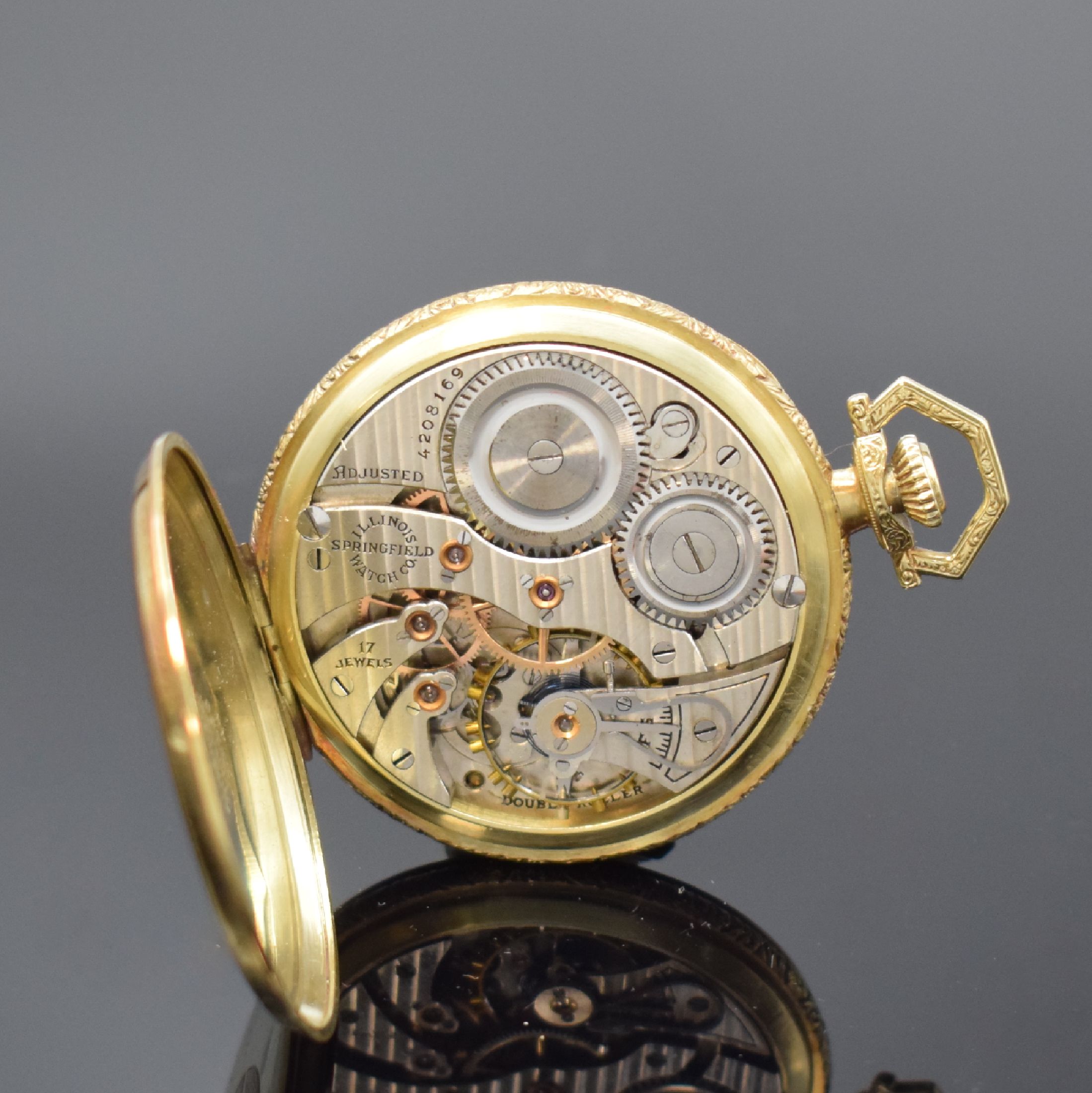 Detail c: ILLINOIS WATCH Co. offene Taschenuhr in GG 585/000, USA um 1923, silb. Zifferbl. m. arab. Leuchtzahlen, Leuchtzeiger, Rückseite m. Monogramm, silb. ...