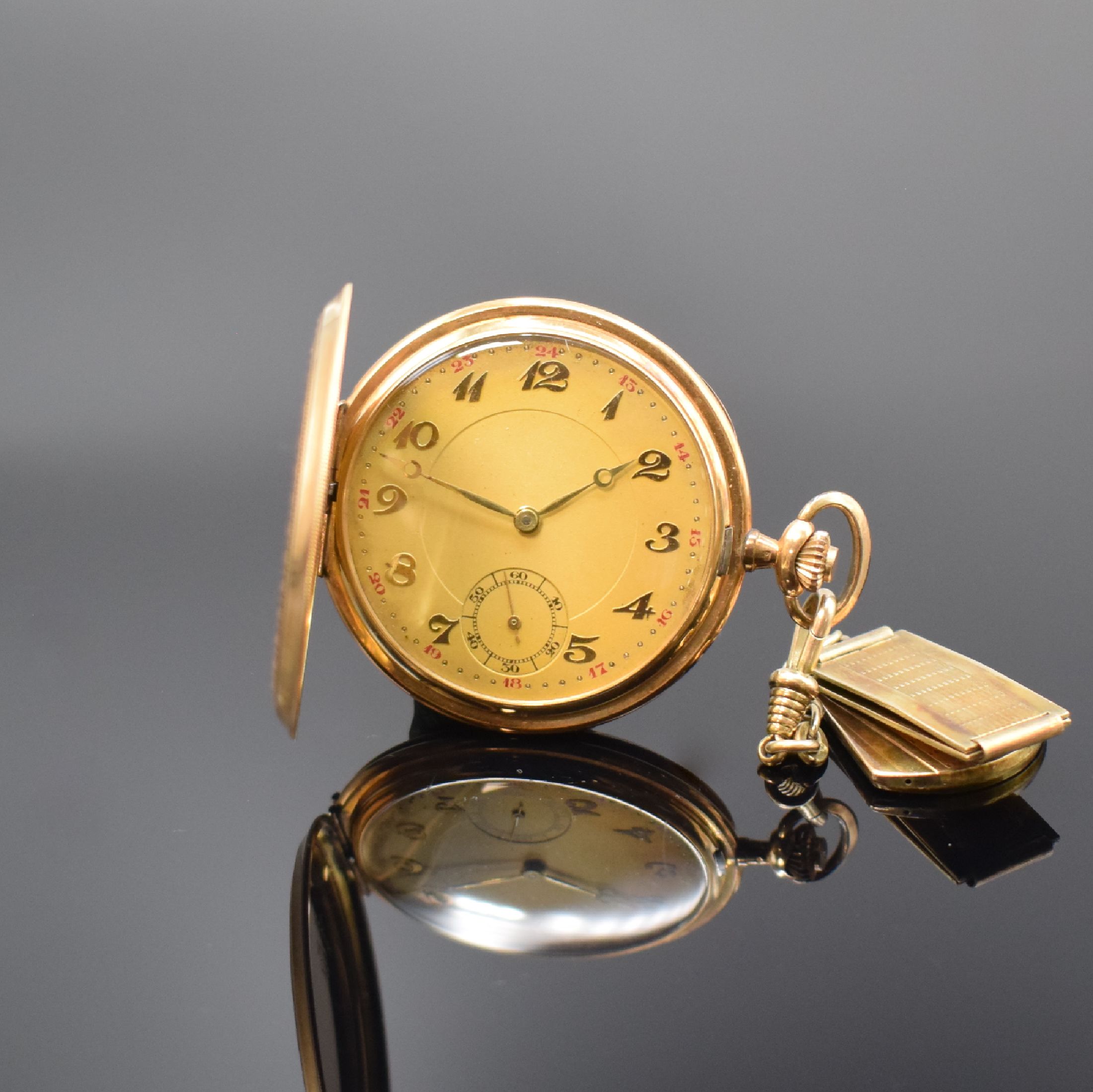 Savonette in RoseG 585/000 mit vergoldetem Chatelaine, Schweiz um 1925, 2-Deckel Goldgeh., beide Schalen m. Streifendekor, Sprungdeckel m. Monogramm, ...