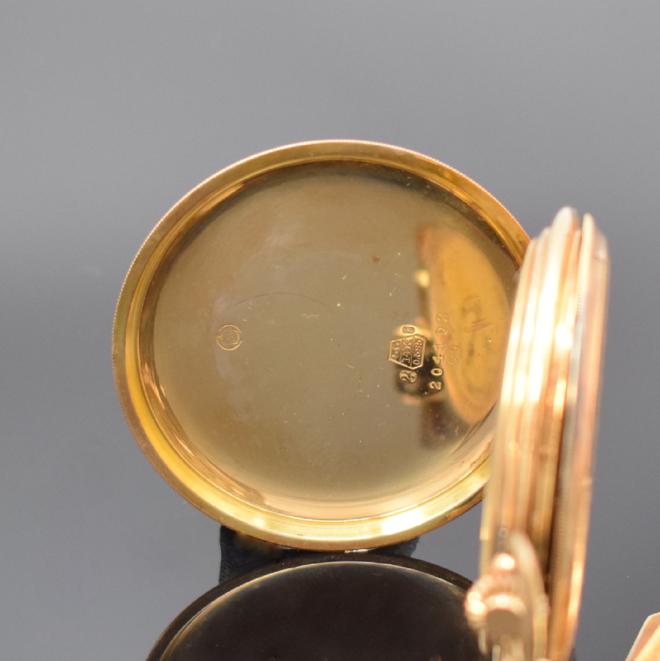 Detail a: Savonette in RoseG 585/000 mit vergoldetem Chatelaine, Schweiz um 1925, 2-Deckel Goldgeh., beide Schalen m. Streifendekor, Sprungdeckel m. Monogramm, ...