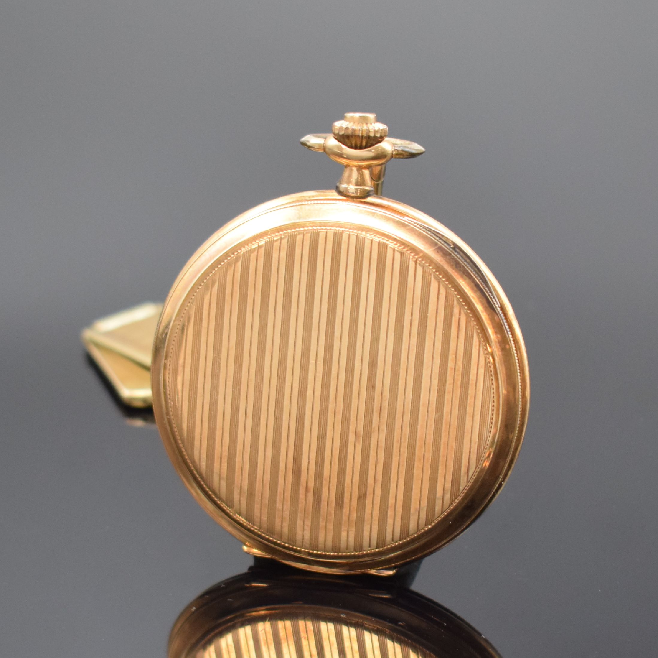 Detail c: Savonette in RoseG 585/000 mit vergoldetem Chatelaine, Schweiz um 1925, 2-Deckel Goldgeh., beide Schalen m. Streifendekor, Sprungdeckel m. Monogramm, ...