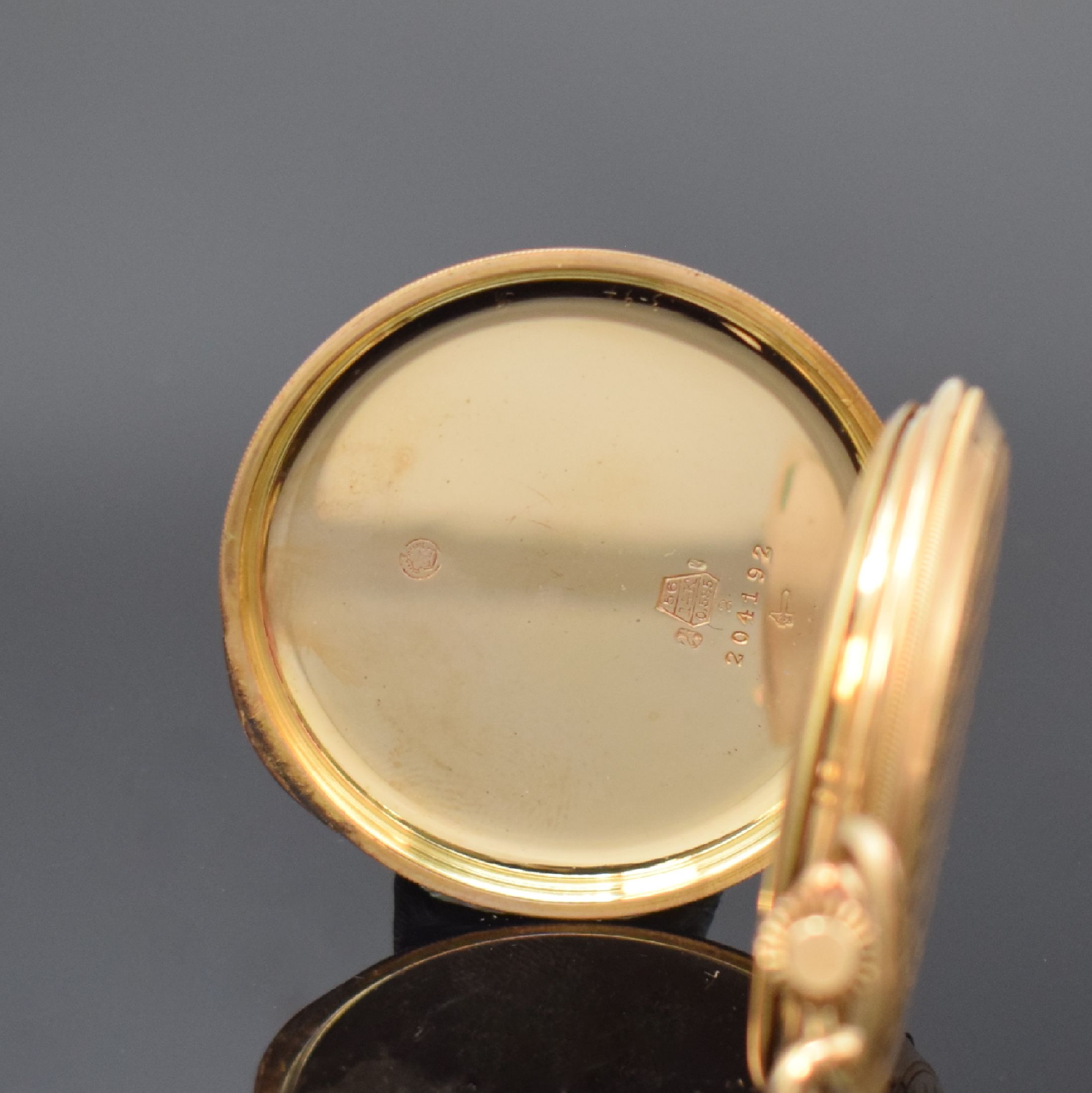 Detail d: Savonette in RoseG 585/000 mit vergoldetem Chatelaine, Schweiz um 1925, 2-Deckel Goldgeh., beide Schalen m. Streifendekor, Sprungdeckel m. Monogramm, ...