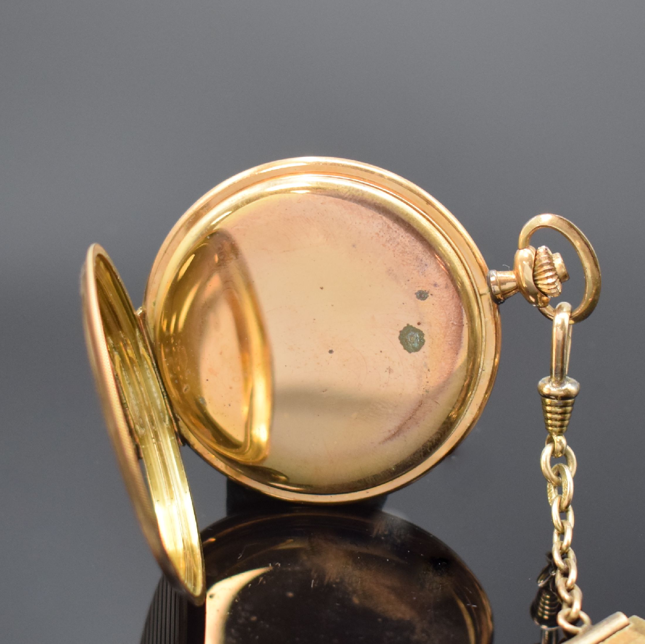 Detail e: Savonette in RoseG 585/000 mit vergoldetem Chatelaine, Schweiz um 1925, 2-Deckel Goldgeh., beide Schalen m. Streifendekor, Sprungdeckel m. Monogramm, ...