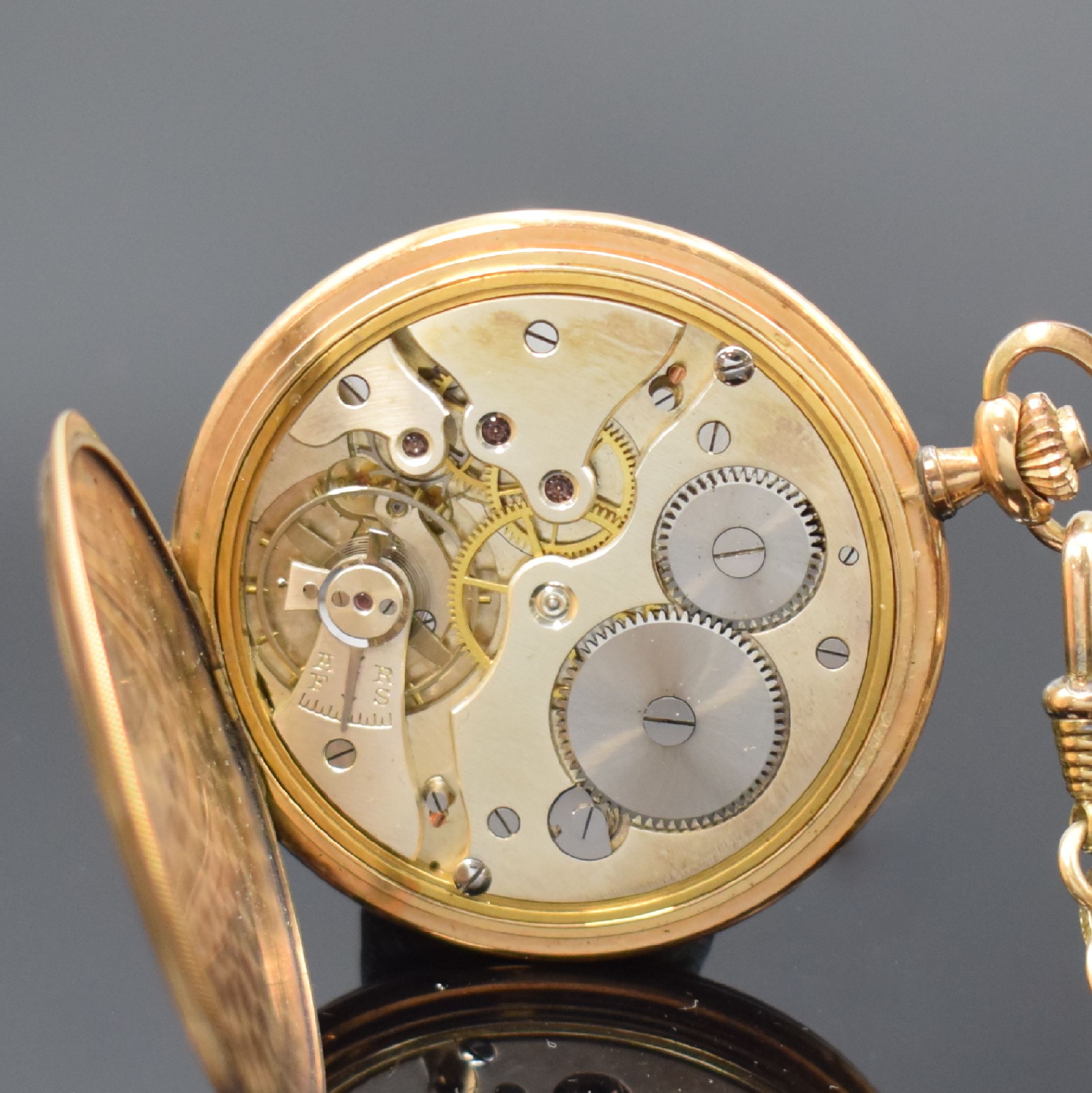 Detail g: Savonette in RoseG 585/000 mit vergoldetem Chatelaine, Schweiz um 1925, 2-Deckel Goldgeh., beide Schalen m. Streifendekor, Sprungdeckel m. Monogramm, ...