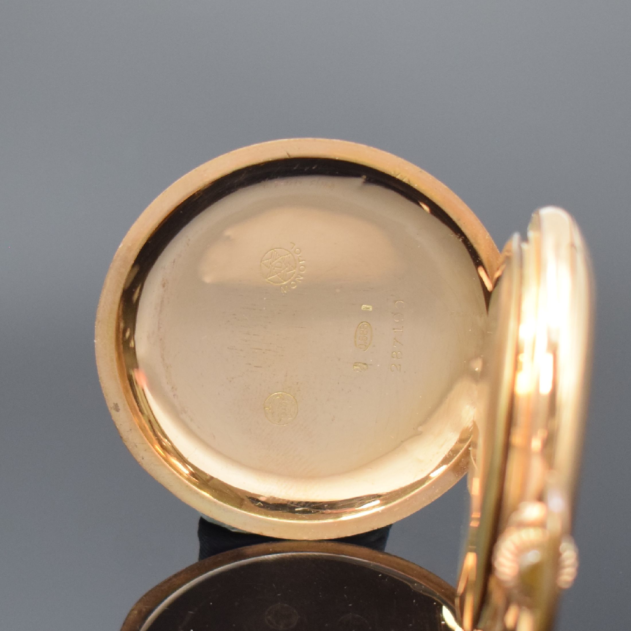 Detail d: MONOPOL Dürrstein & Co. Savonette in RoseG 585/000, Deutschland um 1900, 2-Deckel Goldgeh. dell., beide Schalen guill., Sprungdeckel mit Monogramm, ...