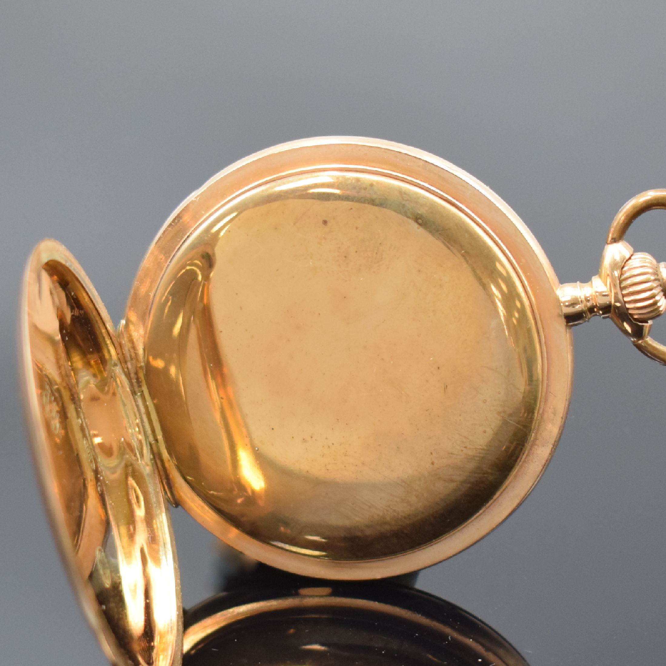 Detail e: MONOPOL Dürrstein & Co. Savonette in RoseG 585/000, Deutschland um 1900, 2-Deckel Goldgeh. dell., beide Schalen guill., Sprungdeckel mit Monogramm, ...