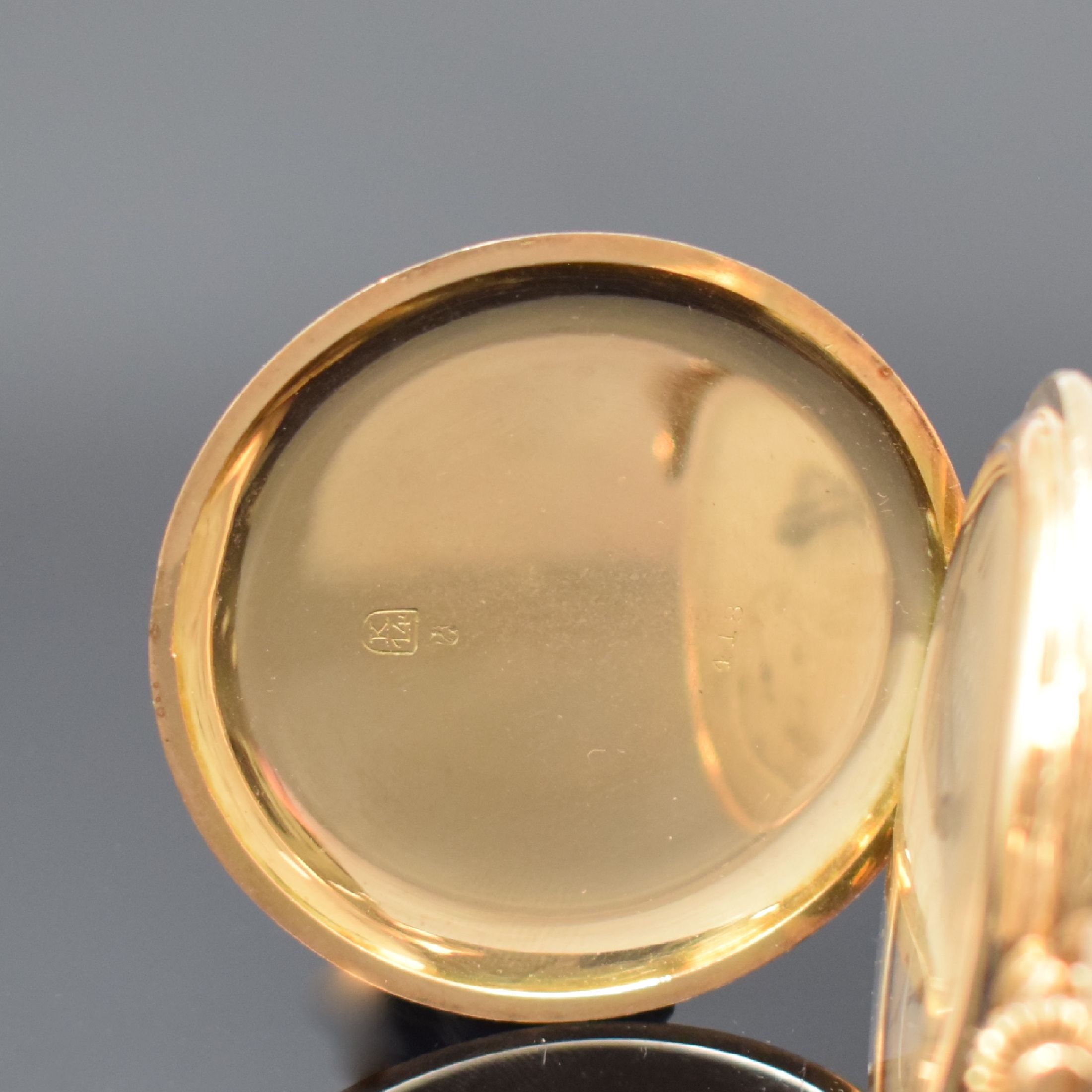 Detail a: Savonette in RoseG 585/000 mit aufwendiger Gravur, Schweiz um 1920, 3-Deckel-Goldgeh., beide Schalen aufwend. floral grav., silb. guill. Zifferbl. m. ...