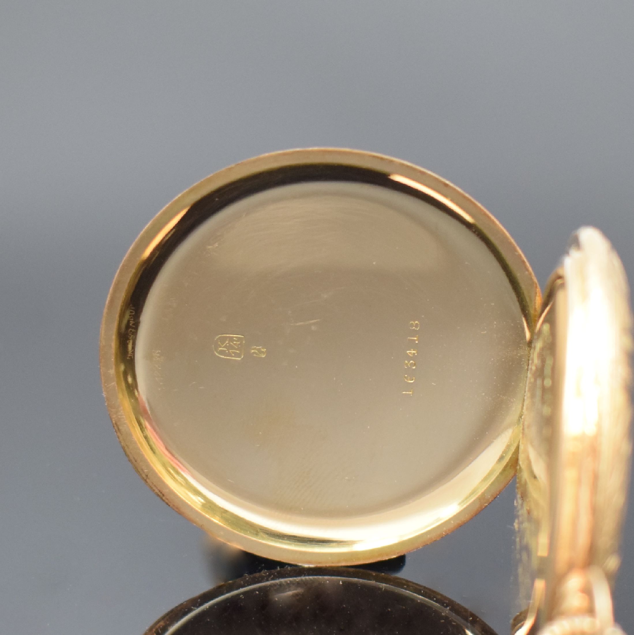 Detail d: Savonette in RoseG 585/000 mit aufwendiger Gravur, Schweiz um 1920, 3-Deckel-Goldgeh., beide Schalen aufwend. floral grav., silb. guill. Zifferbl. m. ...