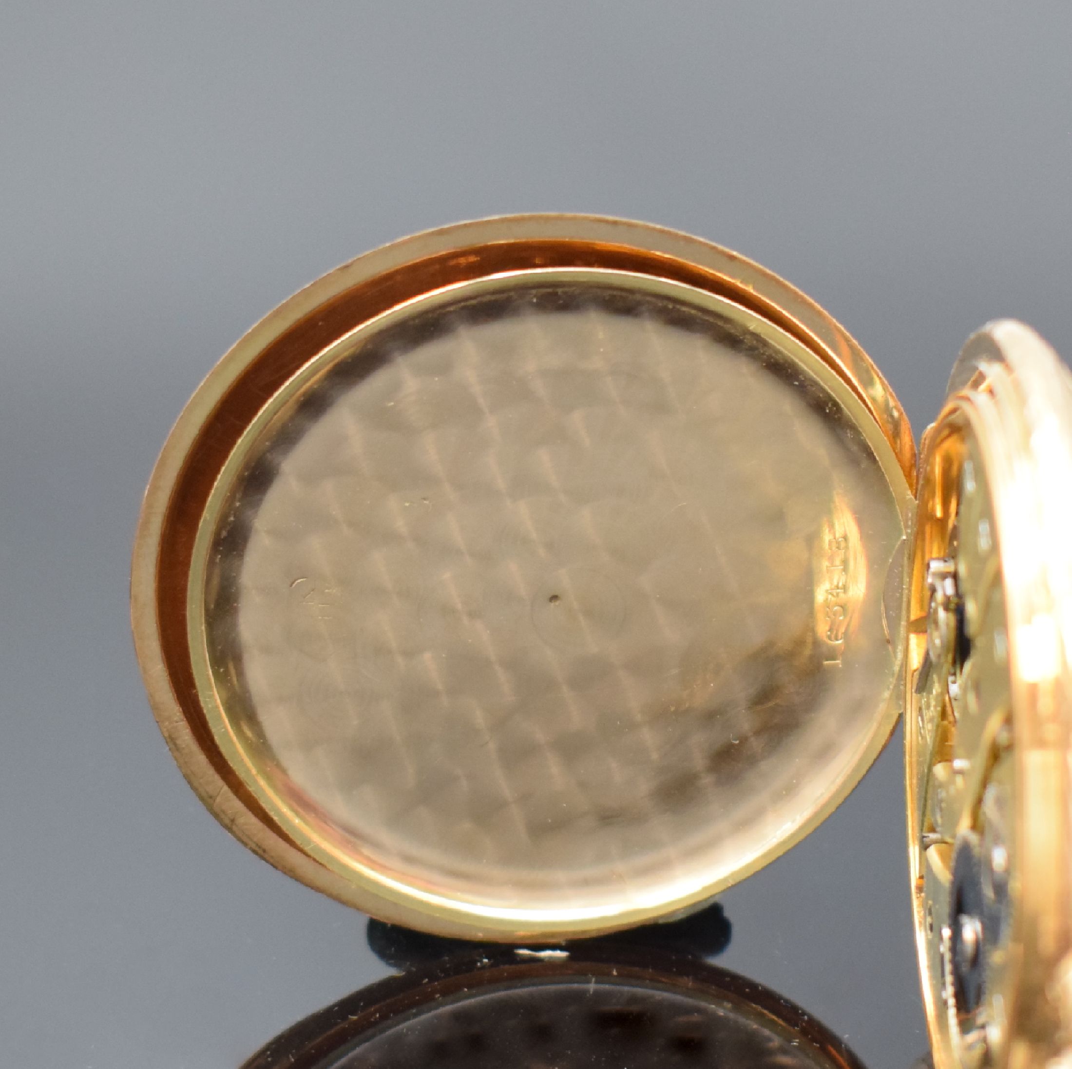 Detail f: Savonette in RoseG 585/000 mit aufwendiger Gravur, Schweiz um 1920, 3-Deckel-Goldgeh., beide Schalen aufwend. floral grav., silb. guill. Zifferbl. m. ...
