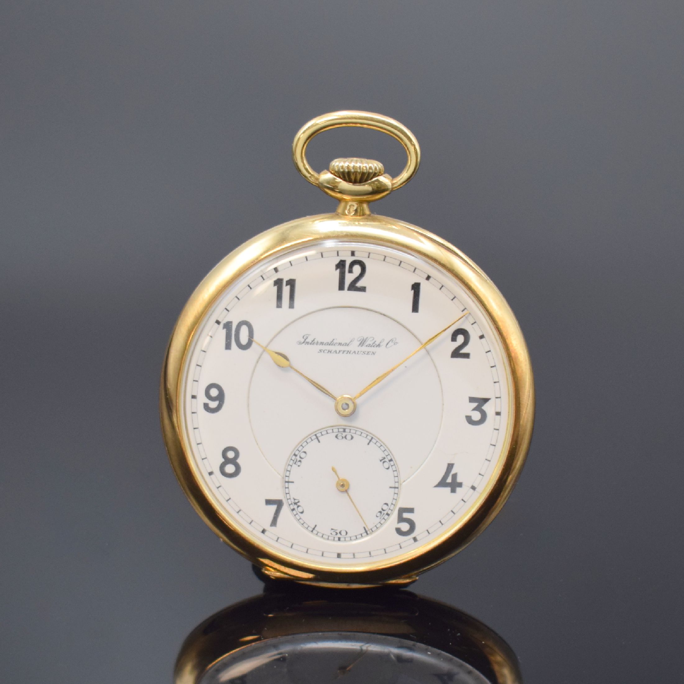 IWC offene Taschenuhr in GG 585/000, Schweiz um 1930, Goldcuvette m. Widmung, Rückseite m. Streifendekor und Monogramm, Emailzifferbl. m. arab. ...