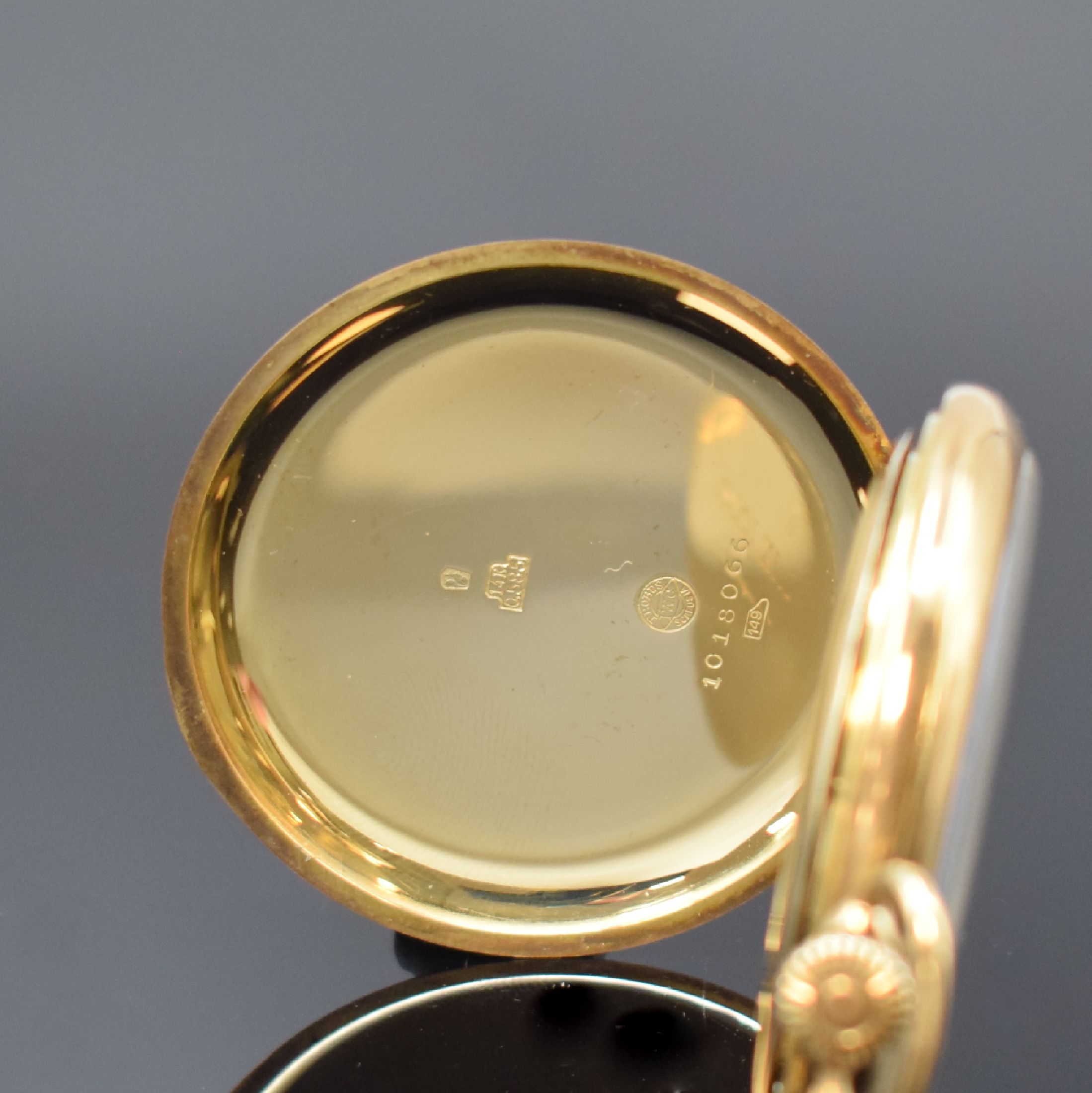 Detail b: IWC offene Taschenuhr in GG 585/000, Schweiz um 1930, Goldcuvette m. Widmung, Rückseite m. Streifendekor und Monogramm, Emailzifferbl. m. arab. ...