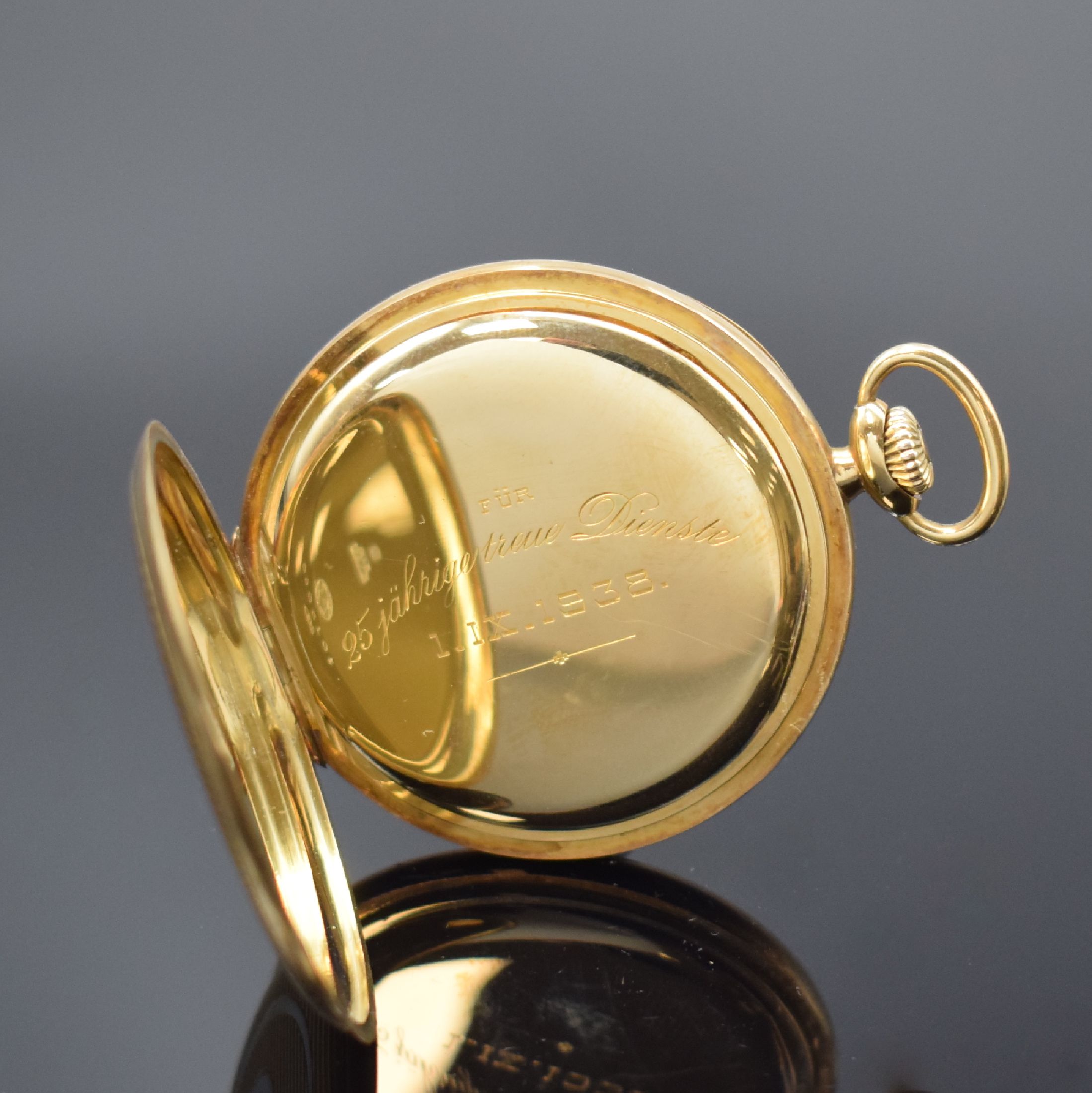 Detail c: IWC offene Taschenuhr in GG 585/000, Schweiz um 1930, Goldcuvette m. Widmung, Rückseite m. Streifendekor und Monogramm, Emailzifferbl. m. arab. ...