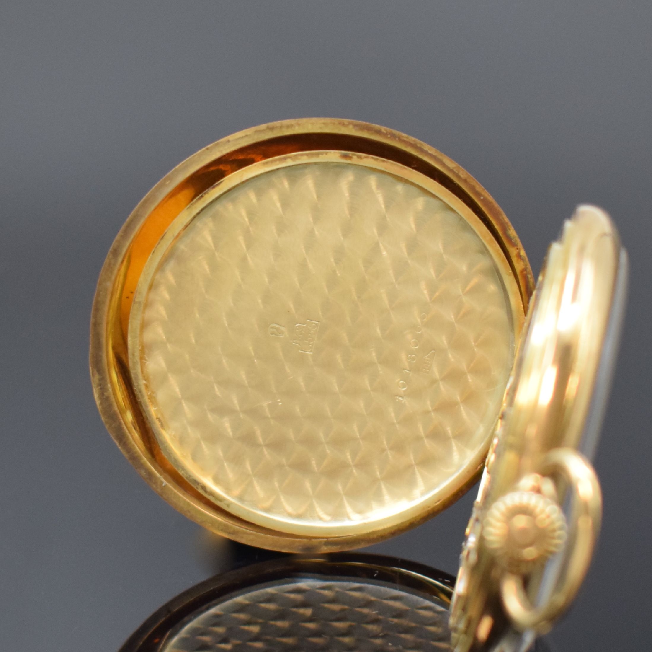 Detail d: IWC offene Taschenuhr in GG 585/000, Schweiz um 1930, Goldcuvette m. Widmung, Rückseite m. Streifendekor und Monogramm, Emailzifferbl. m. arab. ...