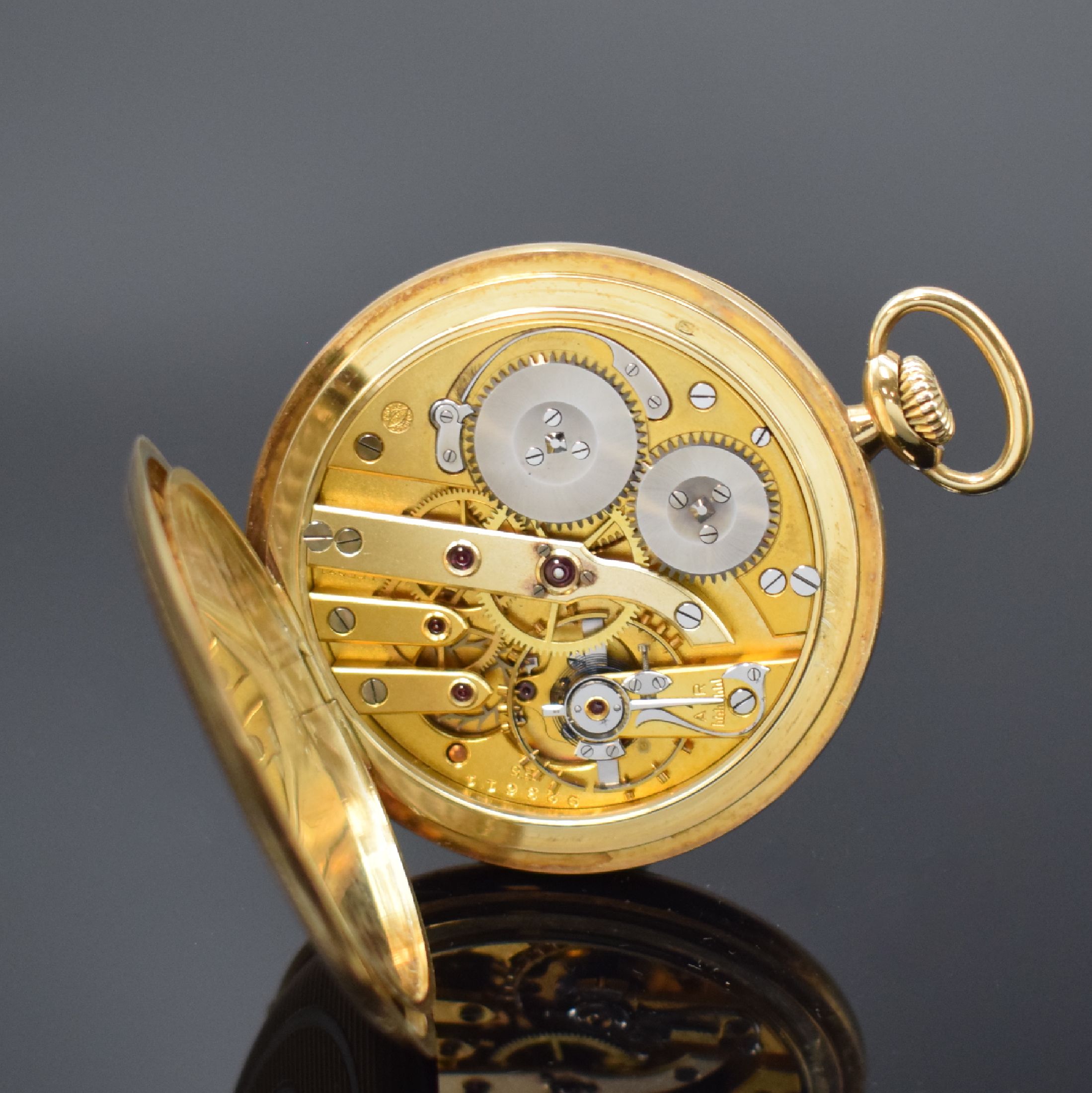 Detail e: IWC offene Taschenuhr in GG 585/000, Schweiz um 1930, Goldcuvette m. Widmung, Rückseite m. Streifendekor und Monogramm, Emailzifferbl. m. arab. ...
