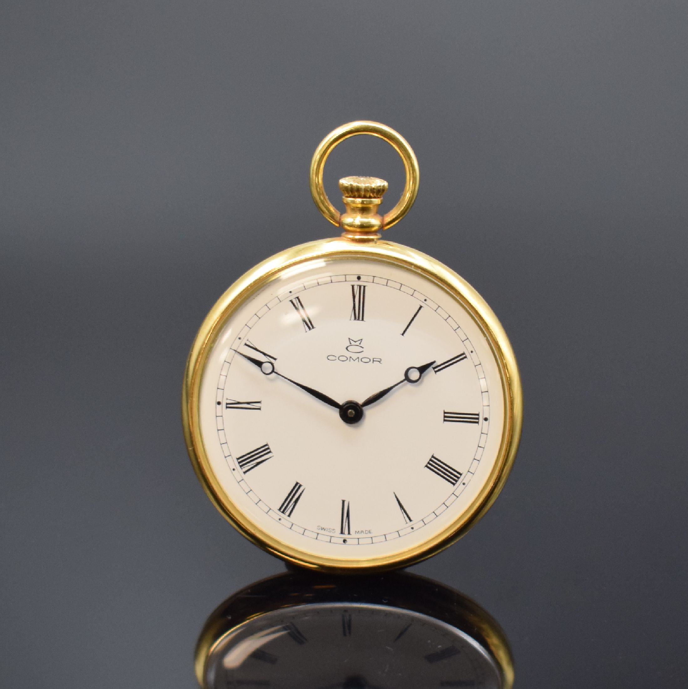 COMOR offene Taschenuhr in GG 750/000, Schweiz um 1990, weißes Zifferbl. m. röm. Zahlen, schwarze Zeiger, Rückseite aufw. floral grav., Kal. ...
