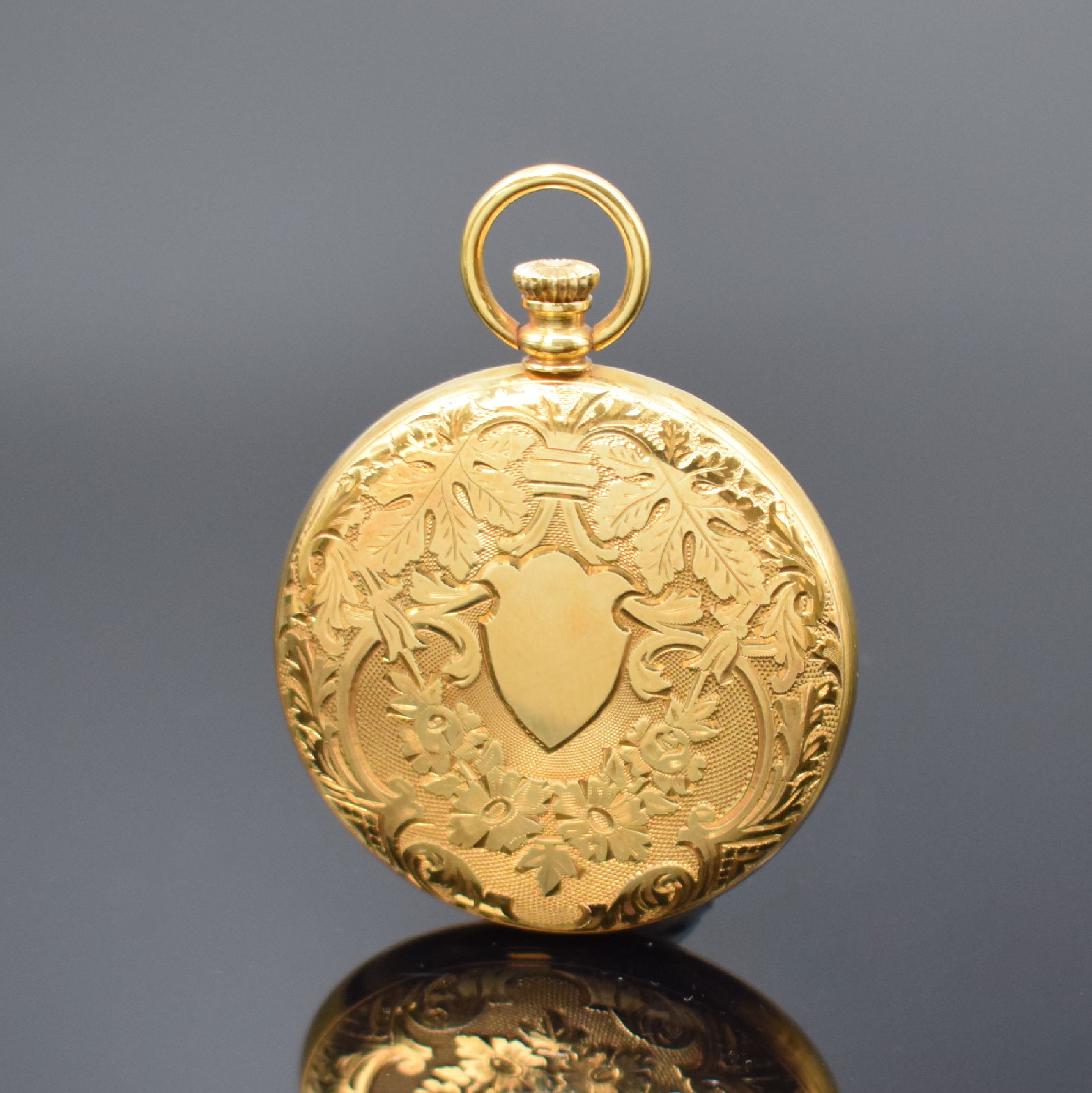 Detail a: COMOR offene Taschenuhr in GG 750/000, Schweiz um 1990, weißes Zifferbl. m. röm. Zahlen, schwarze Zeiger, Rückseite aufw. floral grav., Kal. ...