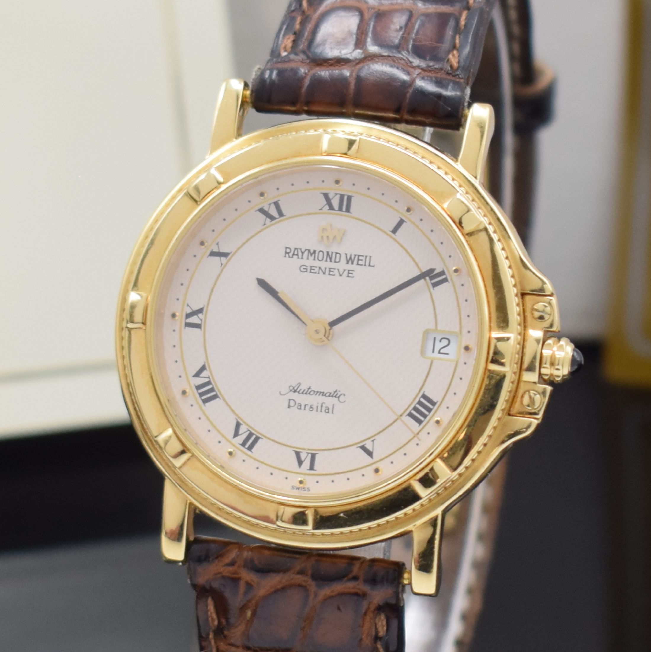 Detail a: RAYMOND WEIL Parsifal Herrenarmbanduhr in GG 750/000, Schweiz um 1995, Automatik, beids. vergl. Gehäuse, Boden 6-fach verschr., Lederband m. verg. ...
