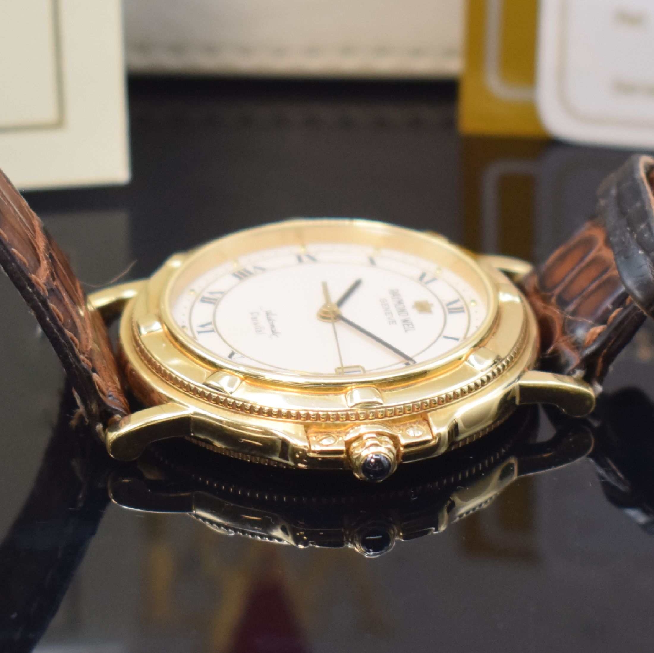 Detail c: RAYMOND WEIL Parsifal Herrenarmbanduhr in GG 750/000, Schweiz um 1995, Automatik, beids. vergl. Gehäuse, Boden 6-fach verschr., Lederband m. verg. ...