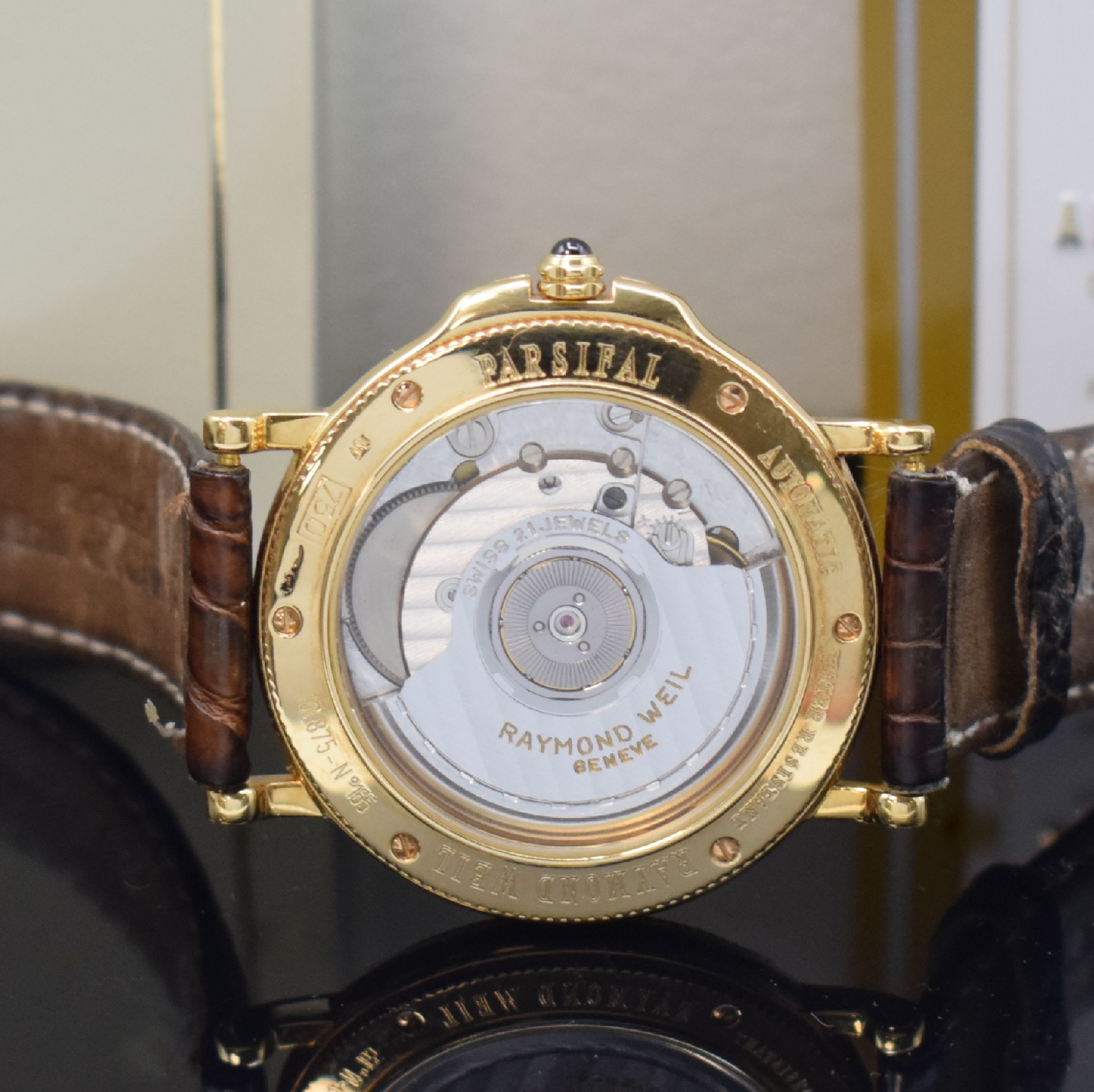 Detail d: RAYMOND WEIL Parsifal Herrenarmbanduhr in GG 750/000, Schweiz um 1995, Automatik, beids. vergl. Gehäuse, Boden 6-fach verschr., Lederband m. verg. ...