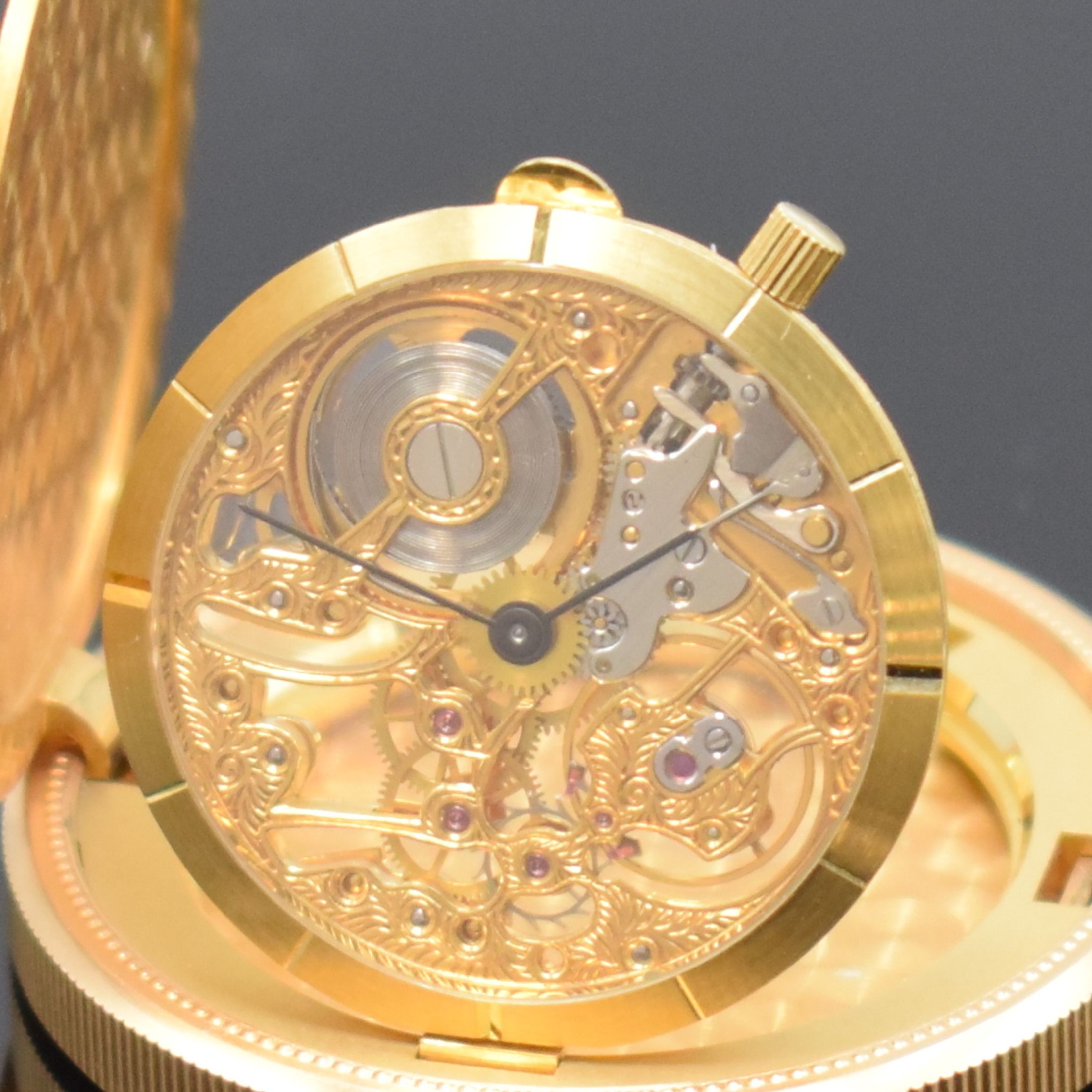 Detail a: Frackuhr in 20 US-DOLLAR Goldmünze, Schweiz um 1985, Handaufzug, Sprungdeckel öffnet durch versteckten Drücker außen bei 3, feines ausklappbares ...
