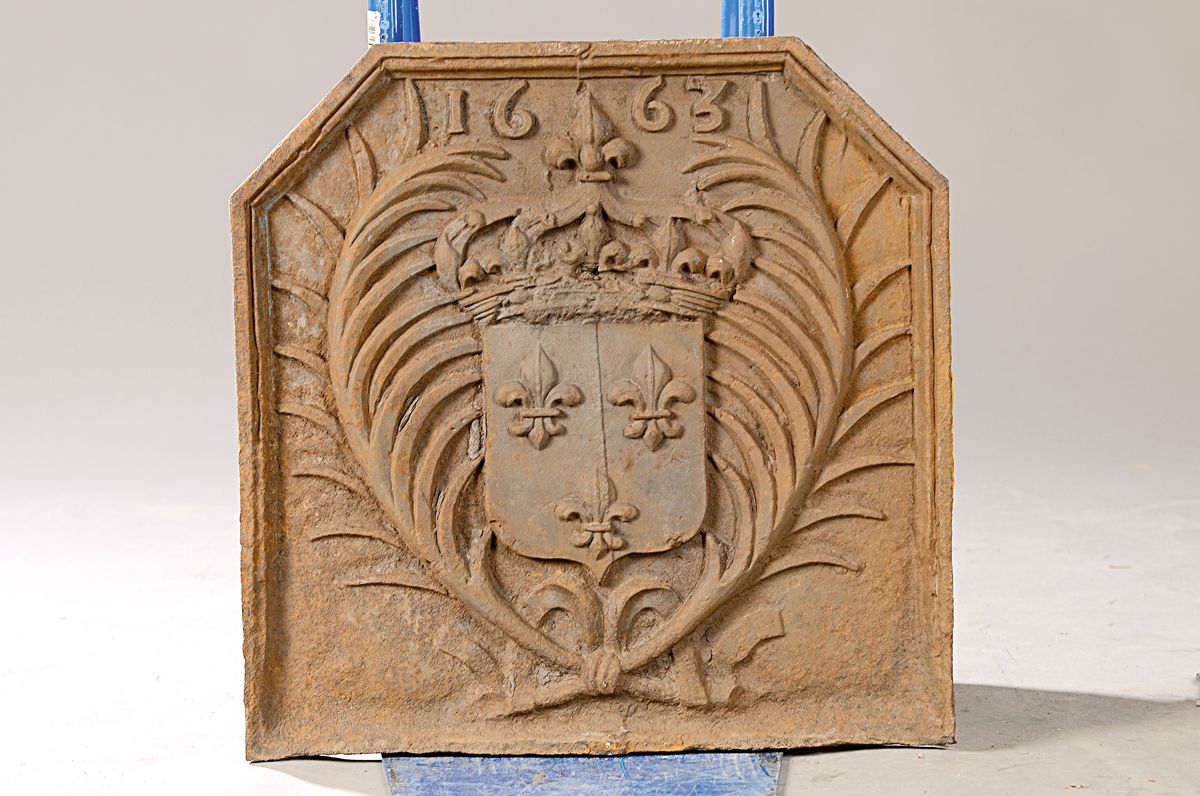 Ofenplatte, Frankreich, datiert 1663, Eisen, reliefiert mit Bourbonen-Wappen, korrodiert, ca. 51x52cm, ca. 33 kg.